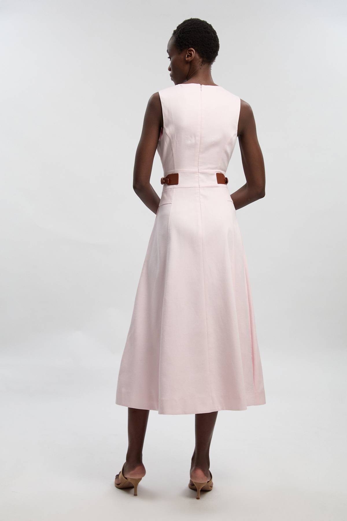 KarenMillen Robe Midi Petite en Lin Ajusté avec Détail de Patte à la Taille et Jupe Ample