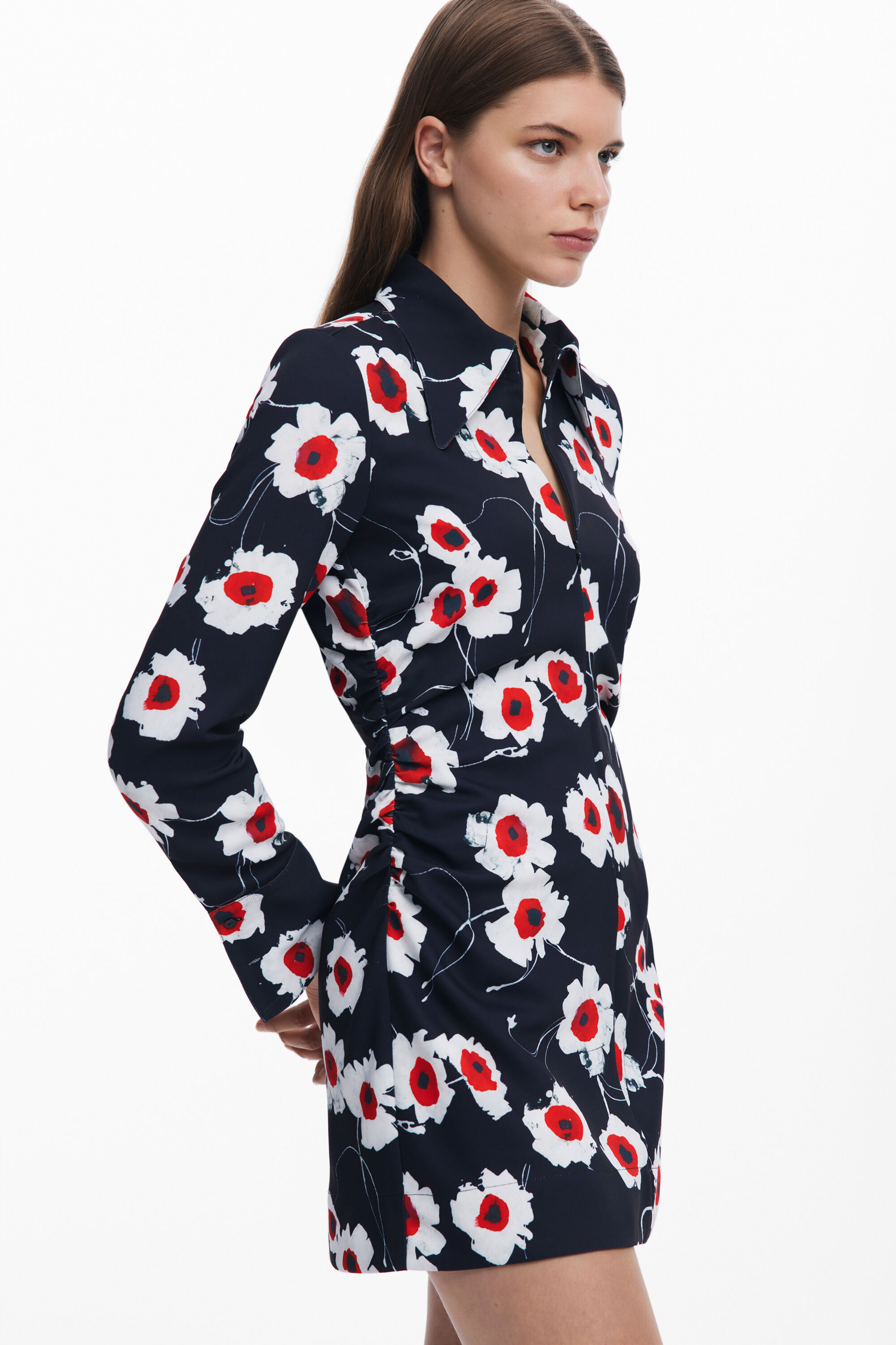 Vestido curto floral tipo camisa