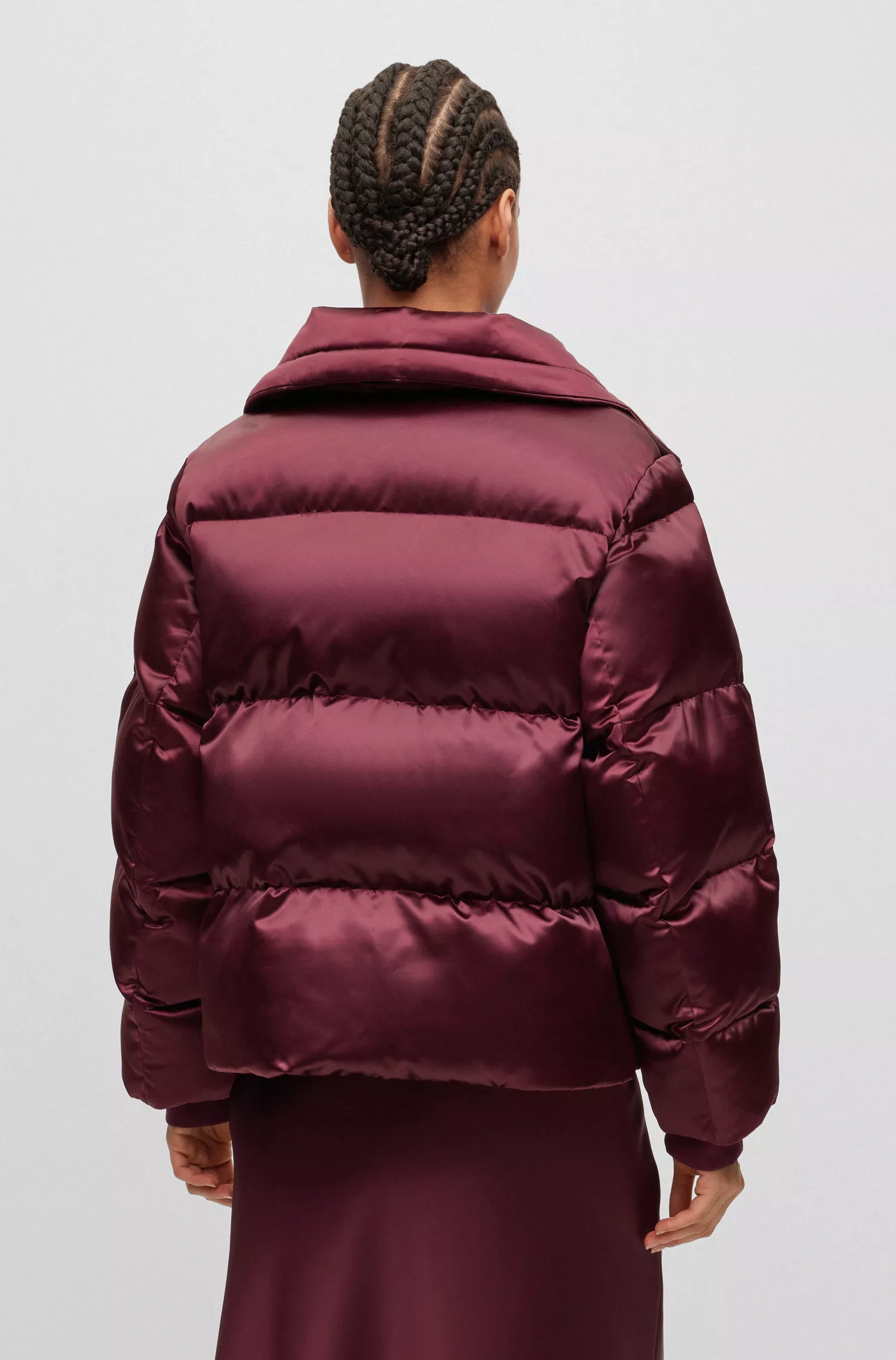 Jaqueta puffer BOSS preta, corte regular, com gola alta.