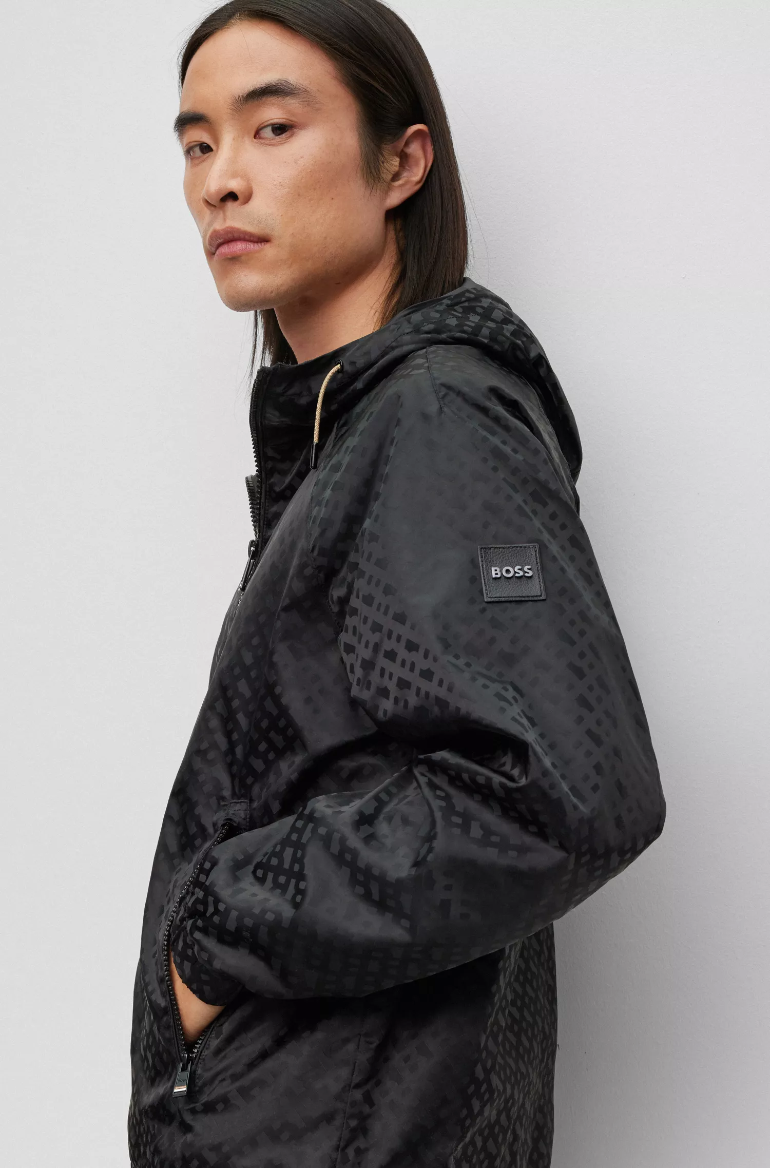 Jaqueta com capuz BOSS preta, repelente à água, com jacquard de monograma.