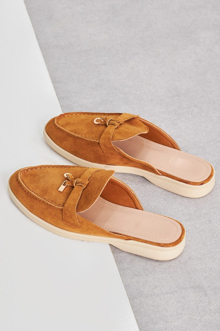 Mocassin en velours camel ouvert