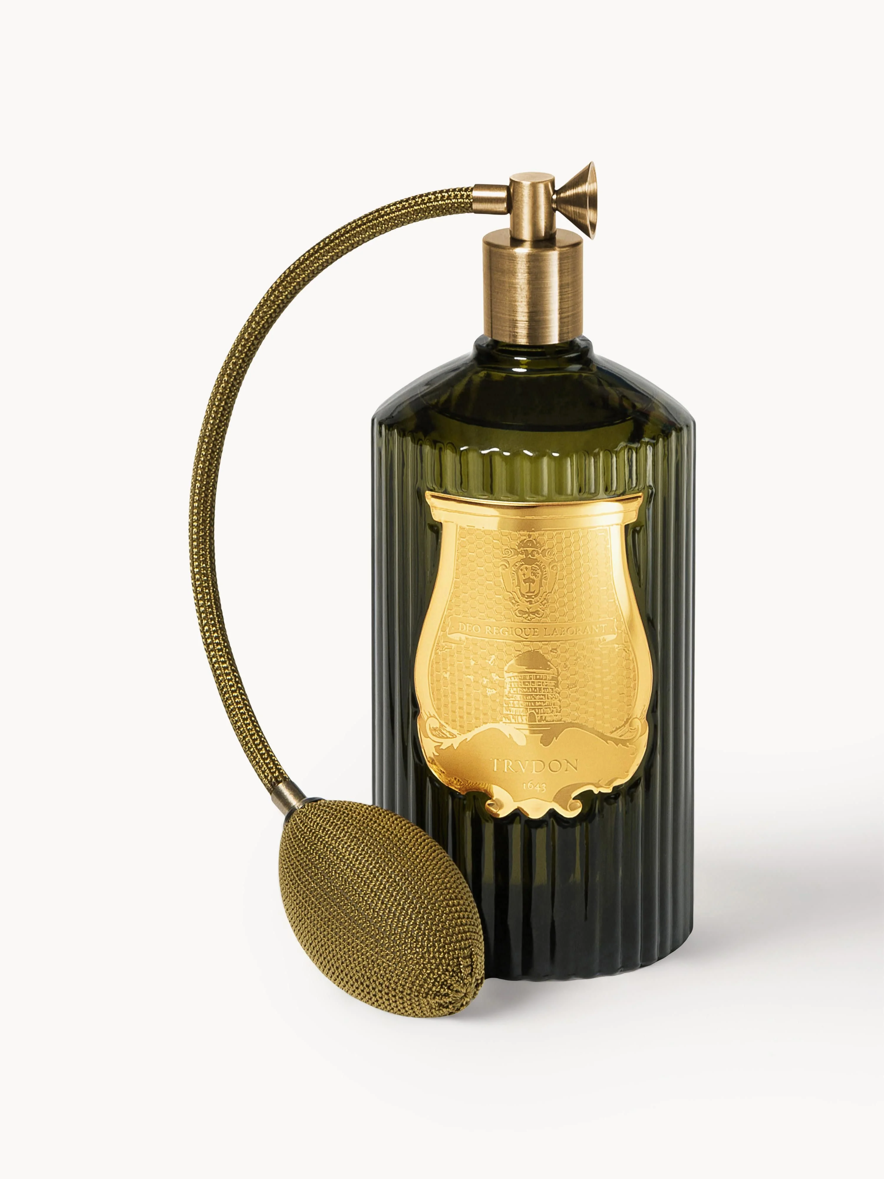 Handgemaakte kamerspray Ernesto (kruidnagel, labdanum, eikenhout, patchouli)
