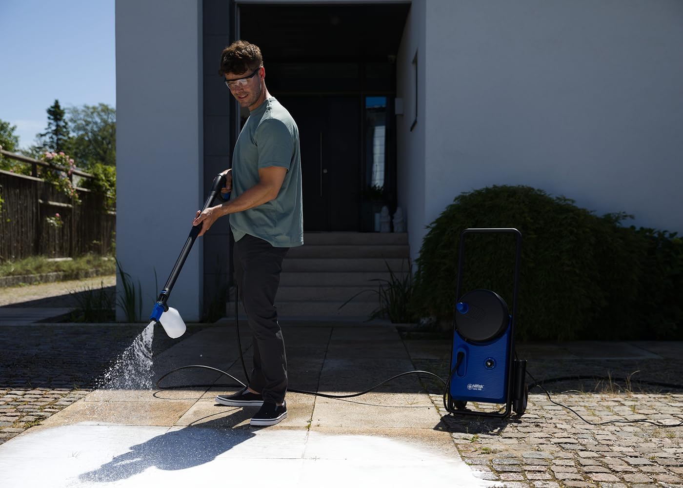 Nilfisk Hochdruckreiniger Core 140 Bar Druck mit PowerControl - Pressure Washer Für Terrassen, Werkstätten und Autos (1800 W)
