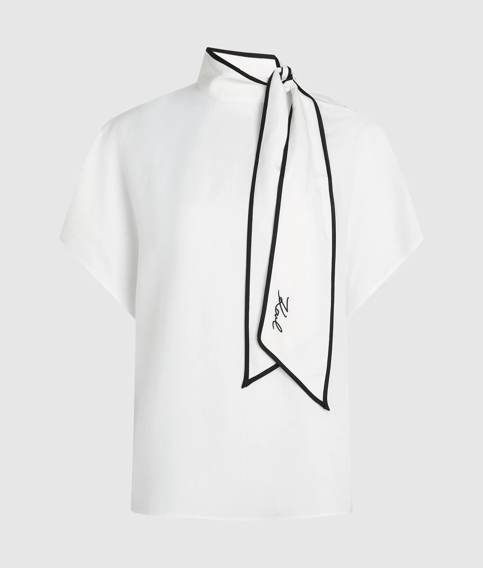 Blouse van linnenmix in productie