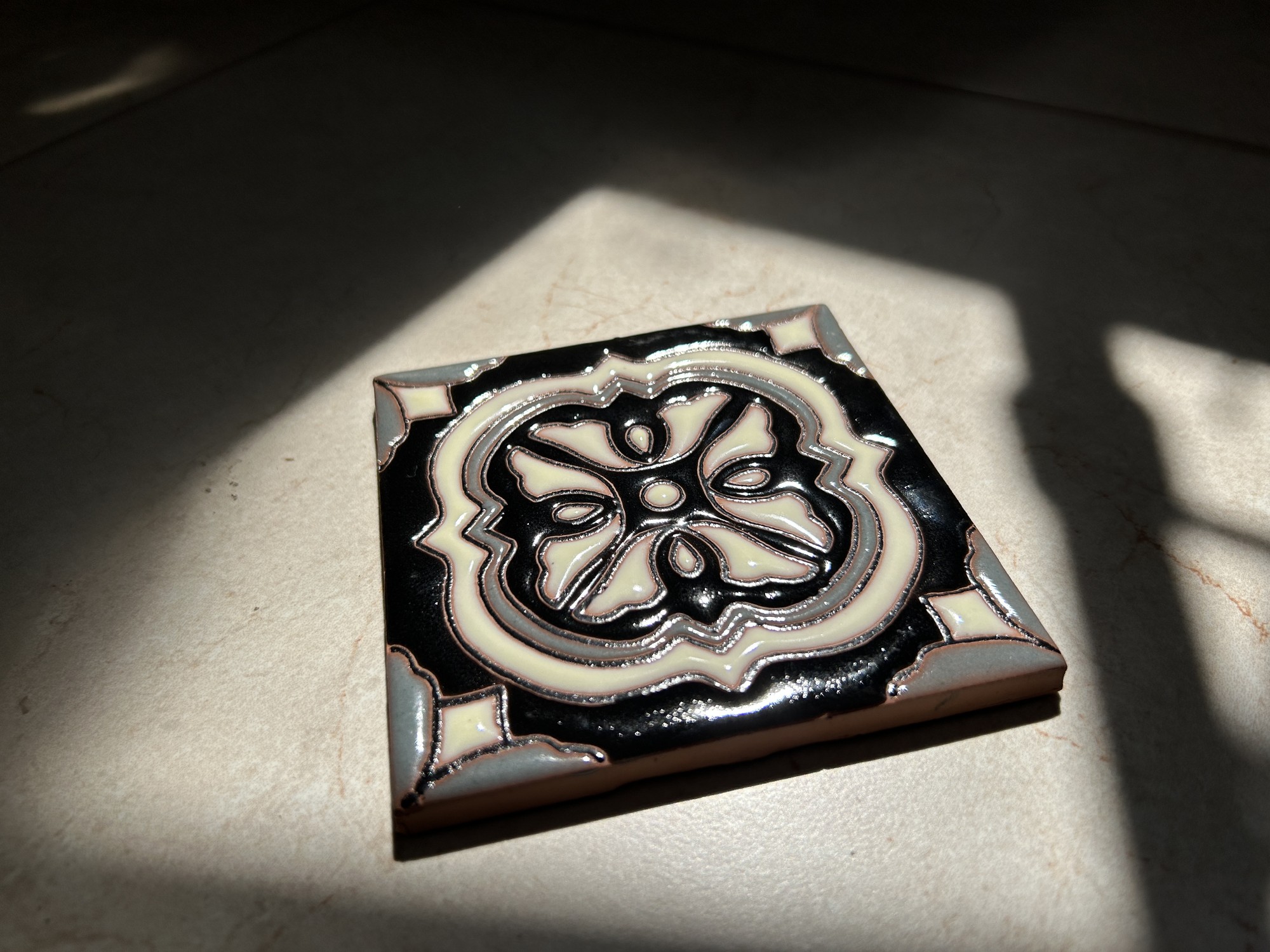 Reliefkachel 'Crodo' schwarz-weiß, H 10 cm, B 10 cm von fischer's lagerhaus