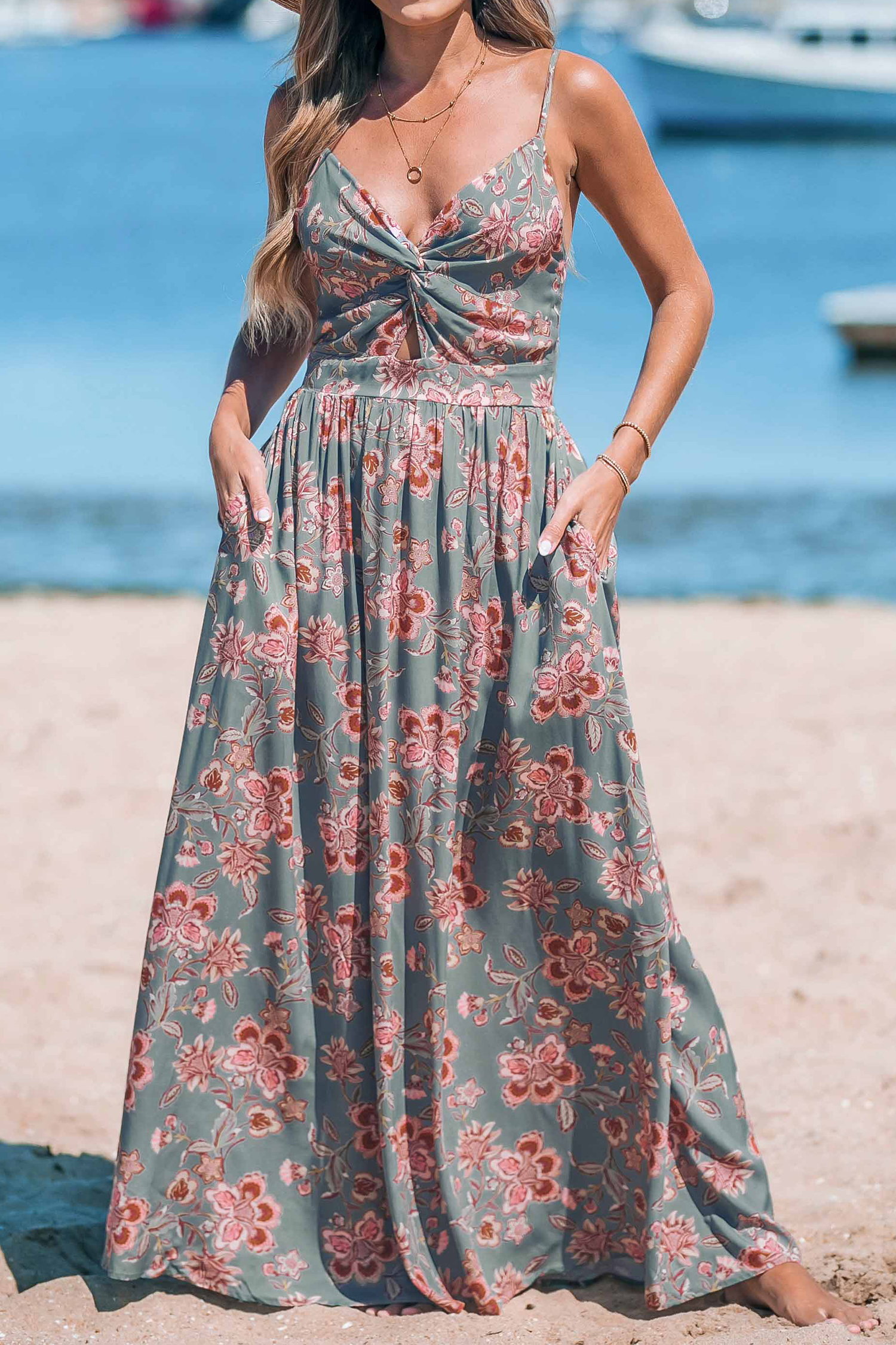 Robe maxi fleurie avec col en cœur torsadé avec trou de serrure