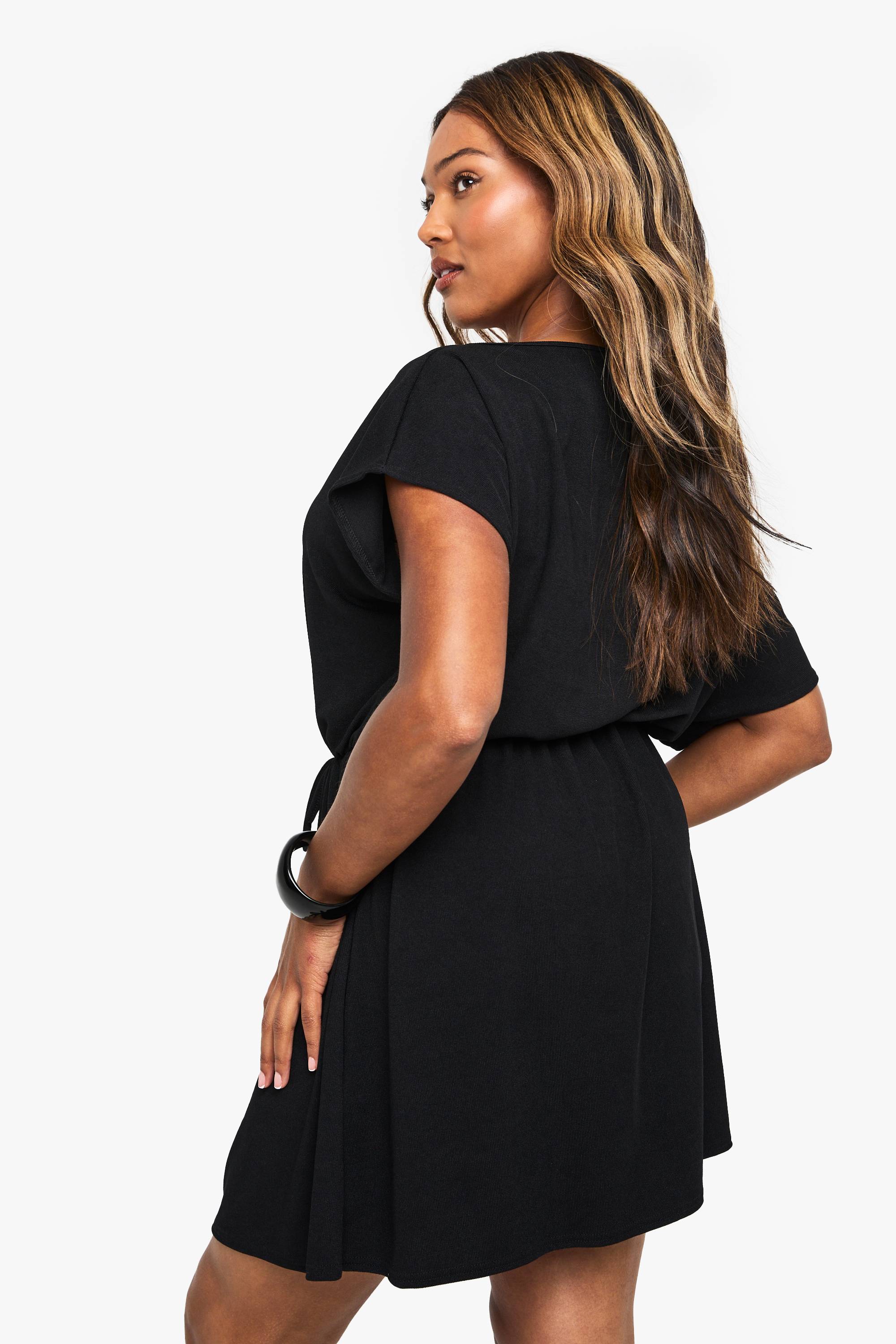boohoo Robe mini en jersey côtelé à épaules dénudées et à taille nouée Plus