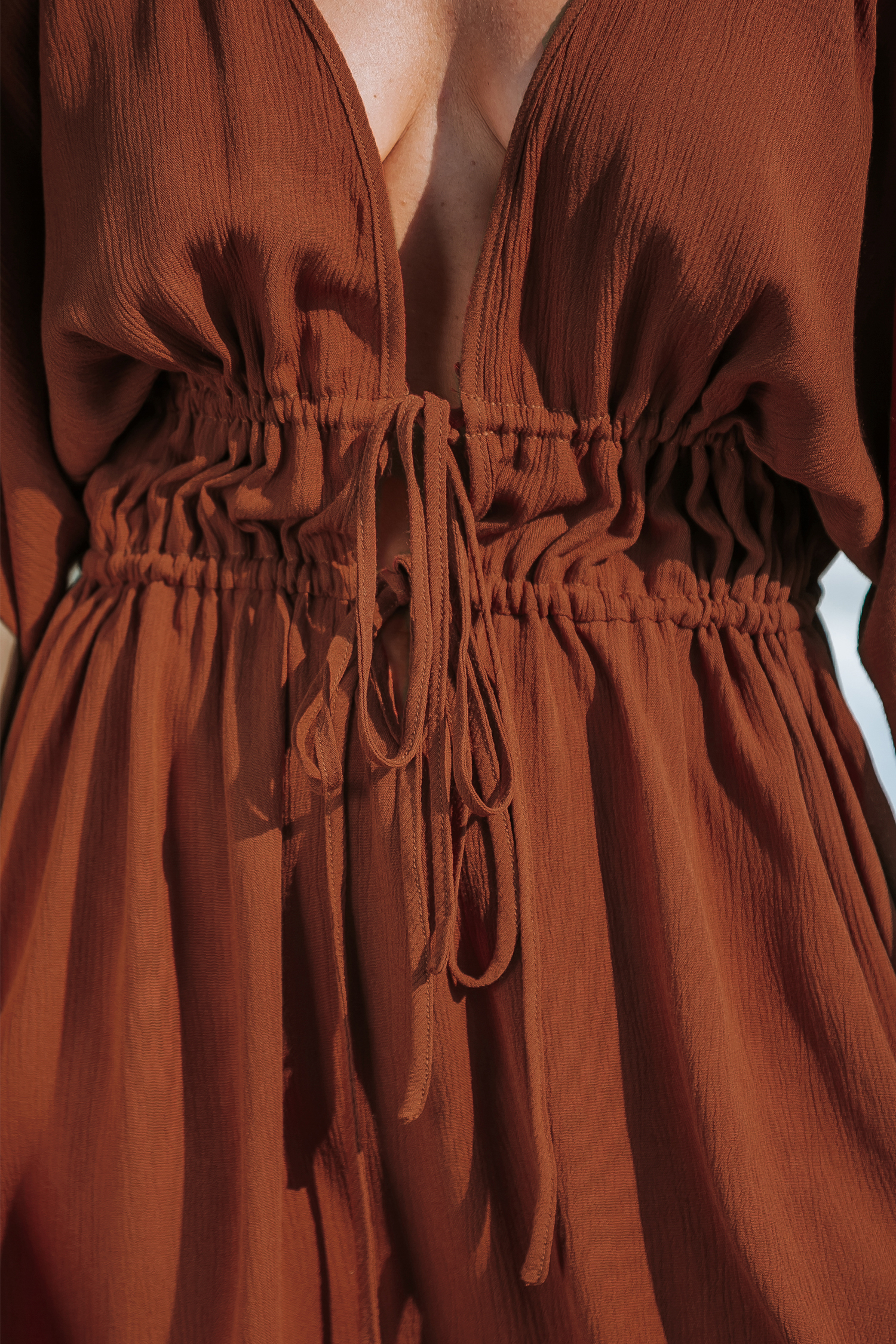 Robe cover up à col en V et trou de serrure