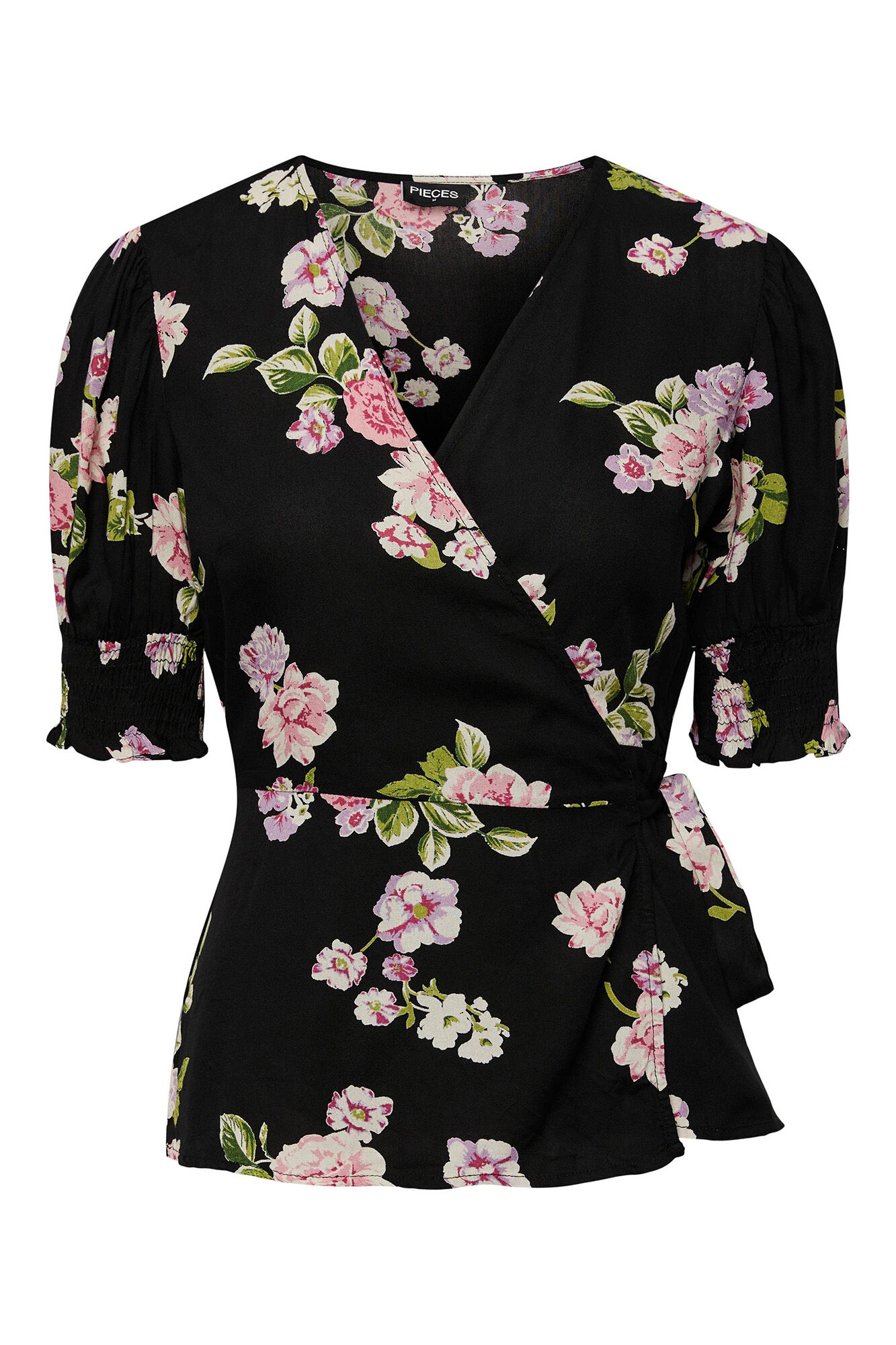 Camiseta com decote cruzado.