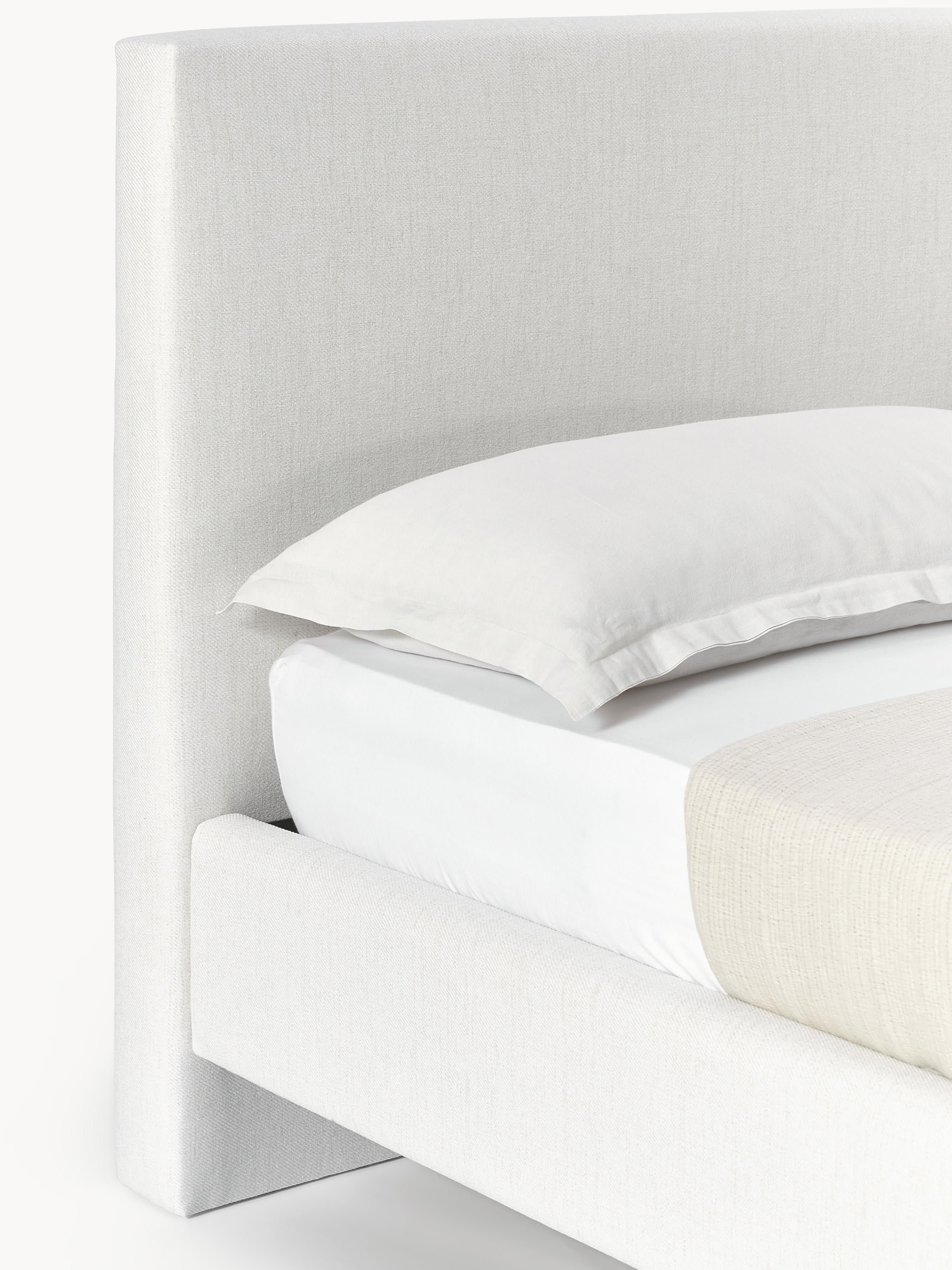 Gestoffeerd bed Giulia met houten poten