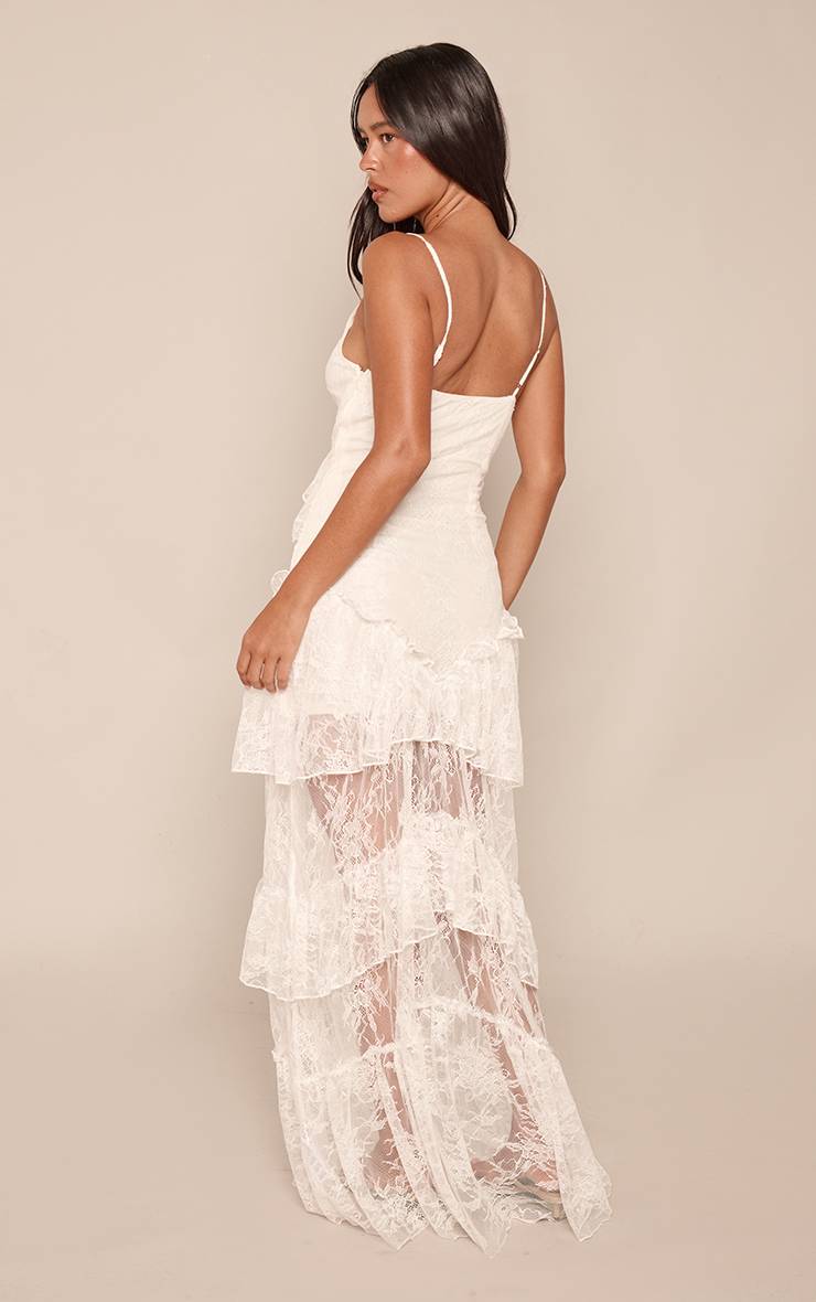Crème Robe Longue Étagée À Décolleté Plongeant Et Bretelles En Dentelle