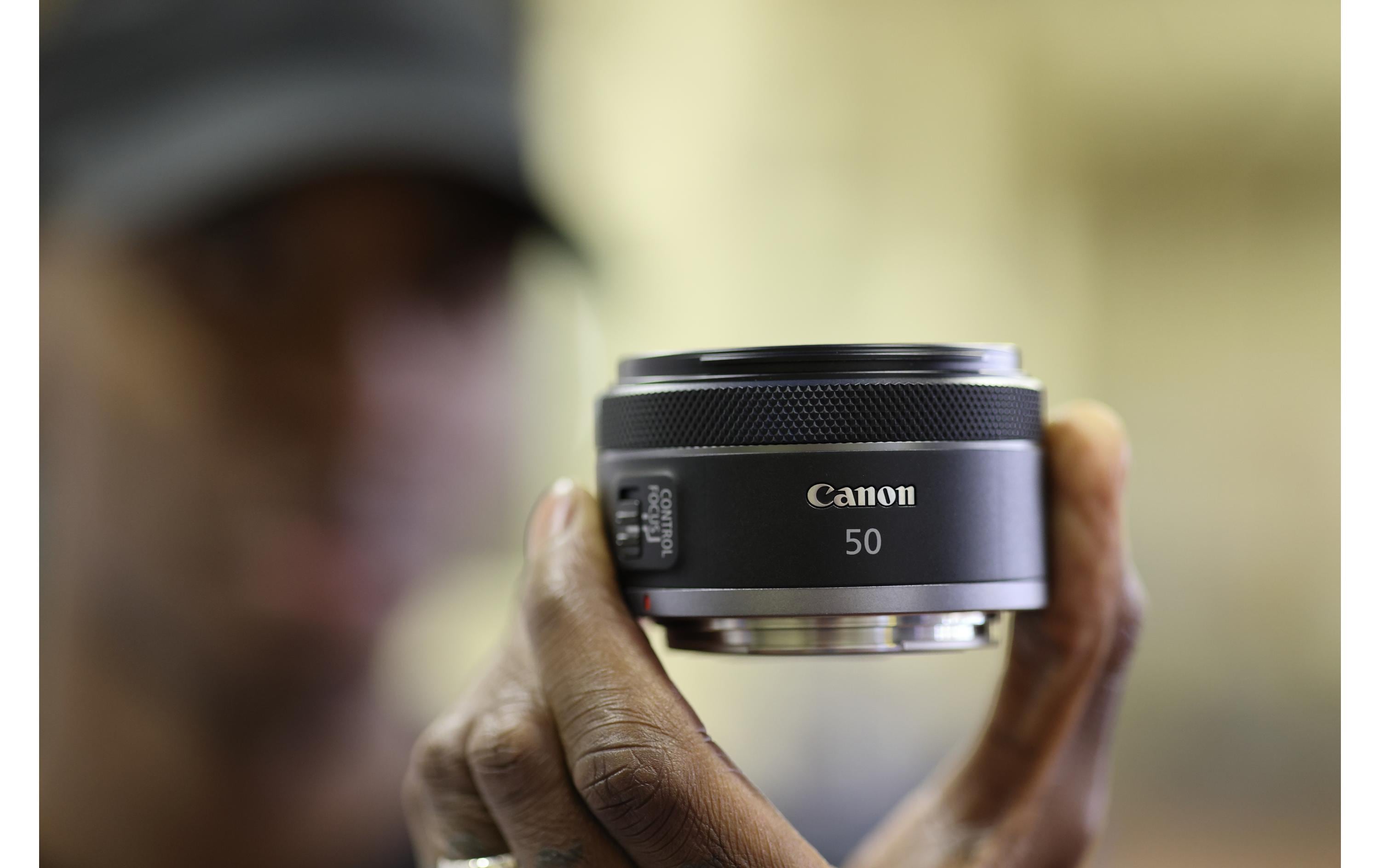Festbrennweite RF 50mm F/1.8 STM – Canon RF<br>Kreative Festbrennweite in bemerkenswert kompaktem Design