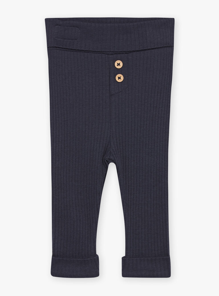 Sweat écru et bleu, legging bleu nuit et chaussettes bleues