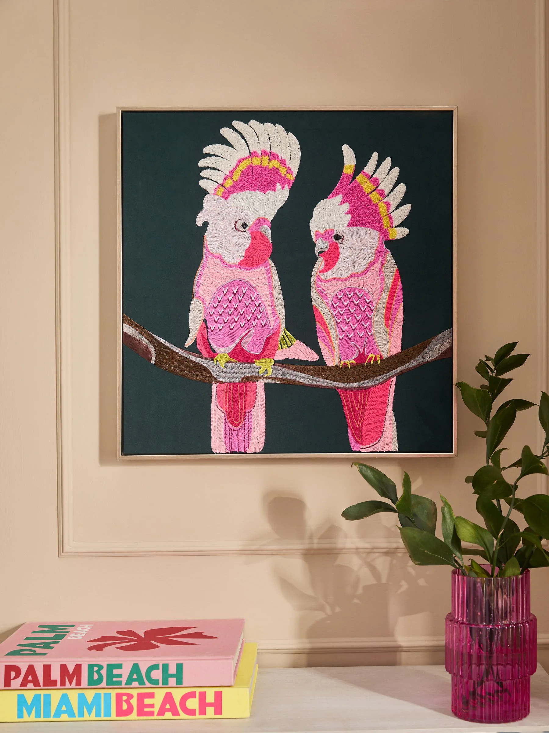 Helder geborduurde kaketoe wanddecoratie