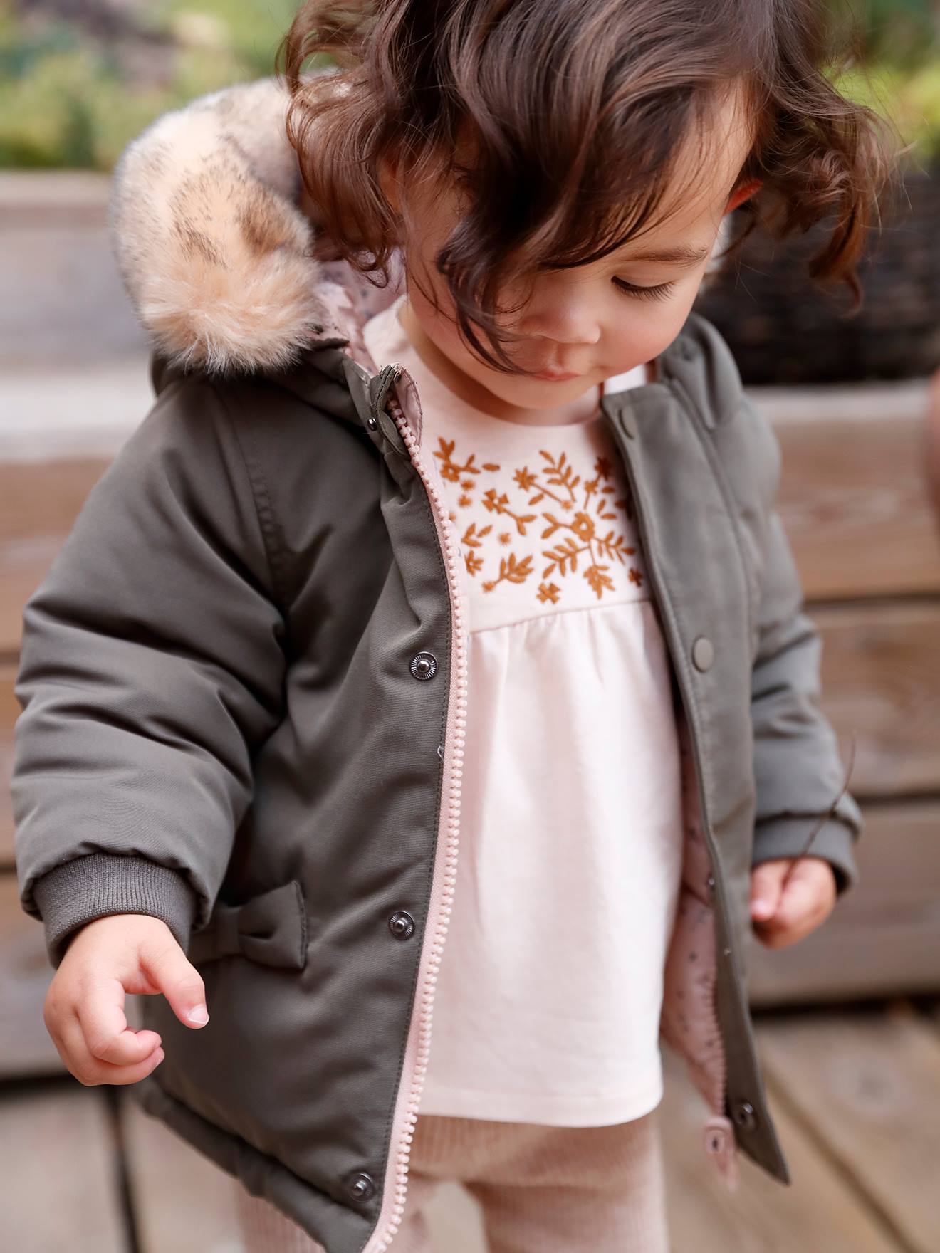 Parka reversível para bebê, com enchimento de poliéster reciclado, verde médio liso com estampas.