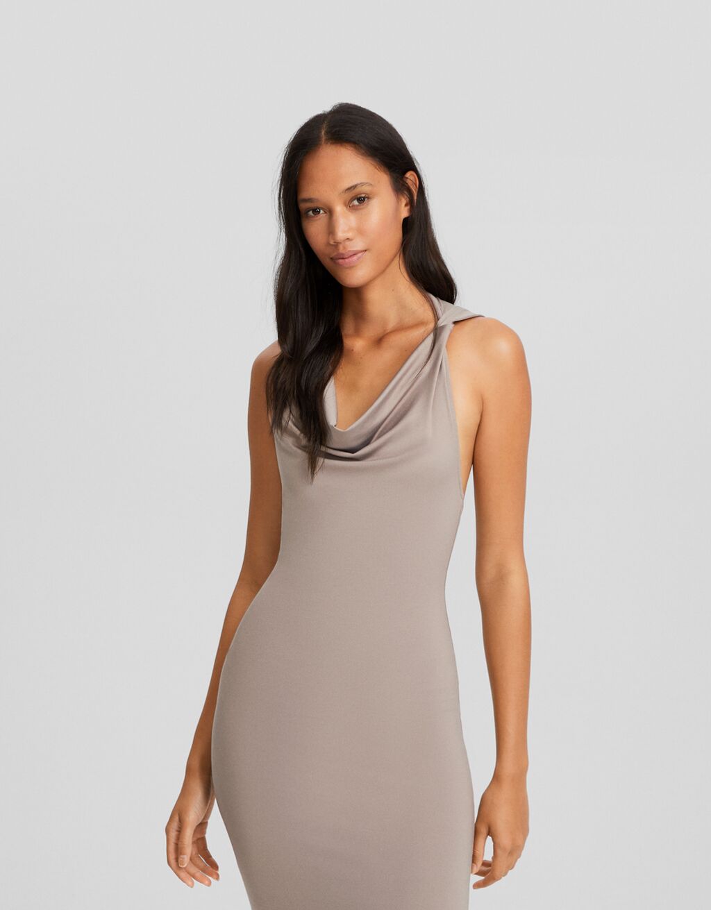 Vestido longo sem mangas com capuz aberto nas costas