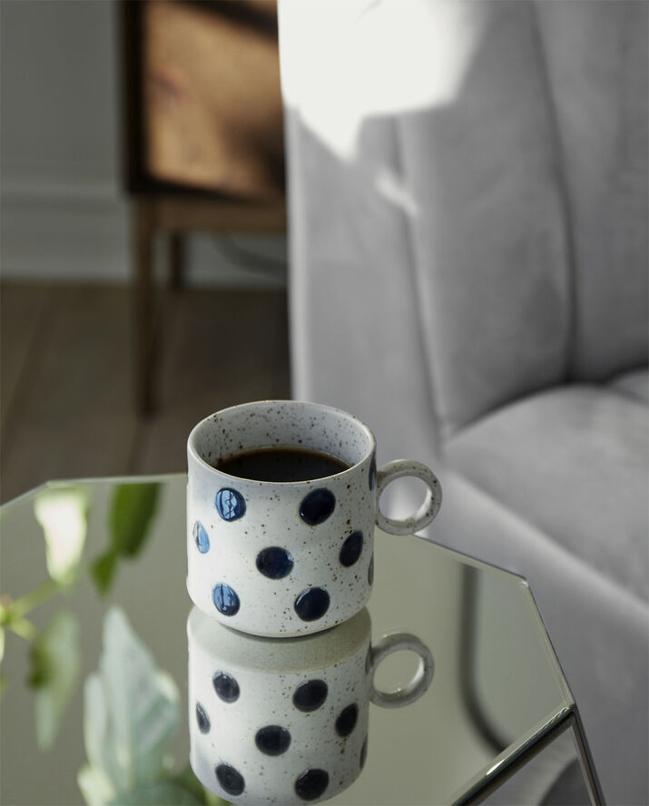 Nordal GRAINY dot cup w. handle, sand/dark blue
