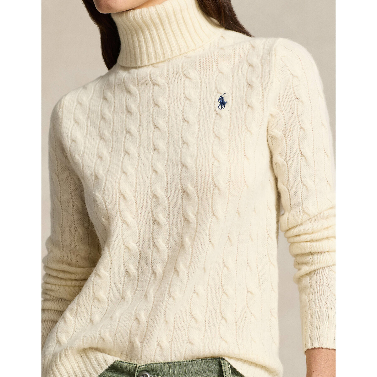 POLO RALPH LAUREN<br>Suéter com gola alta e padrão de tranças, logotipo no peito