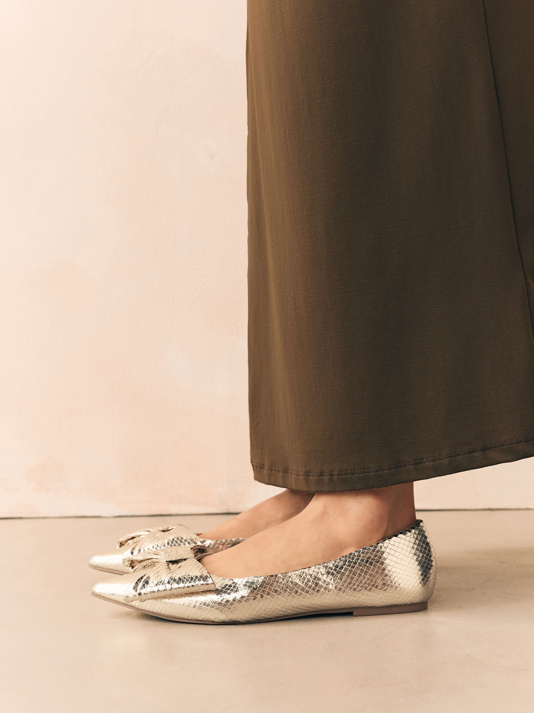 Goud - Ballerina's met spitse neus en strik