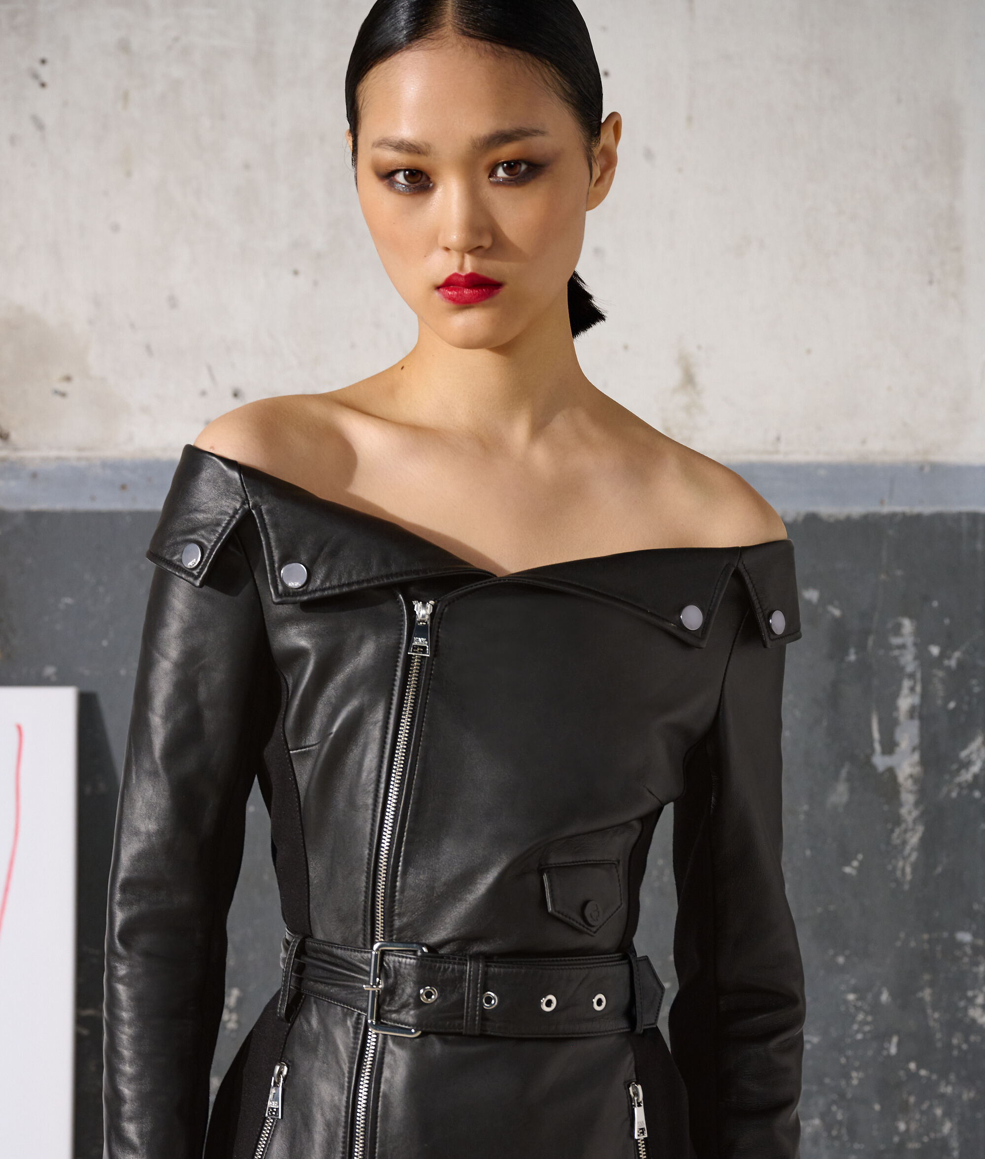 ROBE EN CUIR AUX ÉPAULES DÉNUDÉES