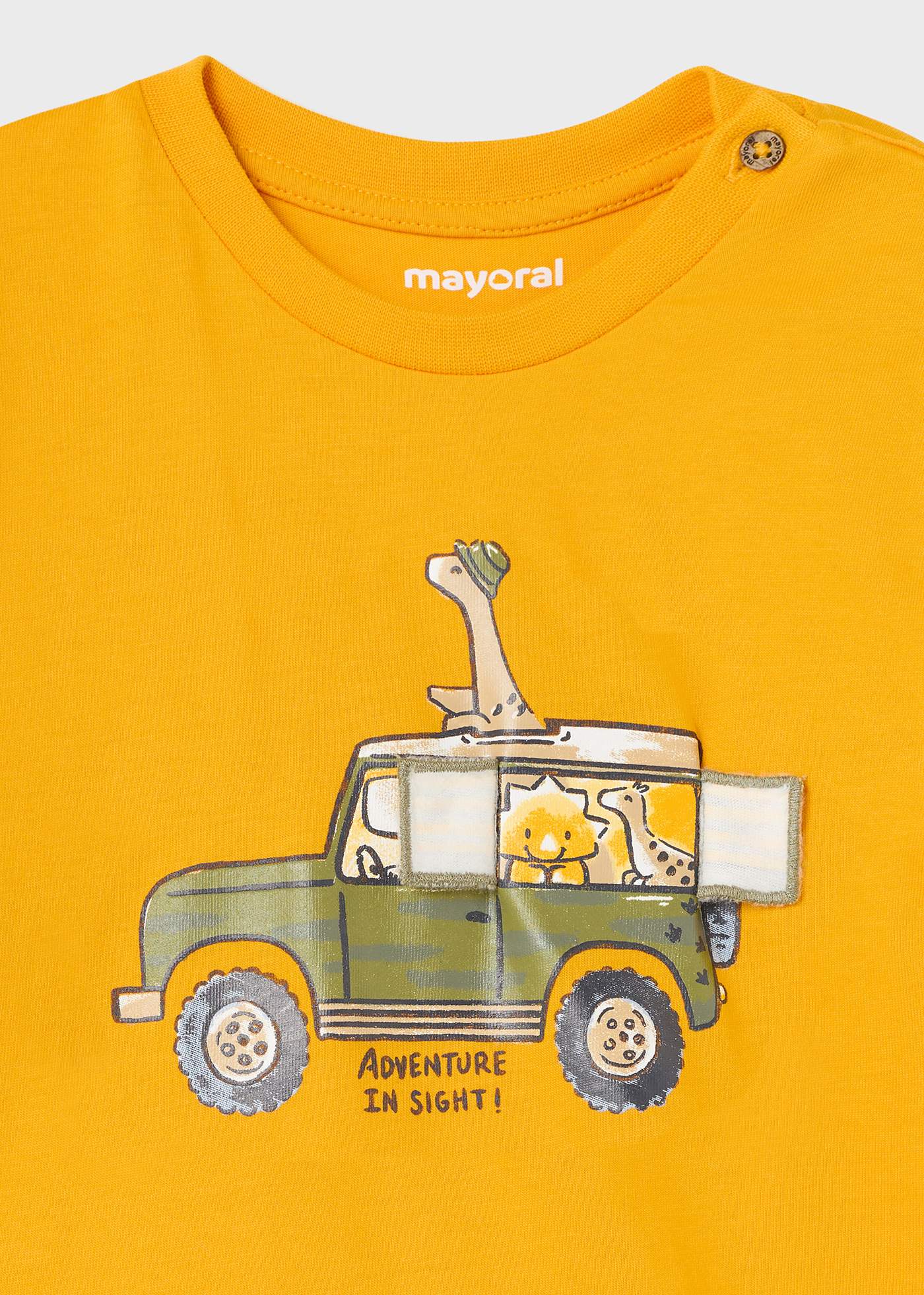 Camiseta infantil com estampa interativa feita de algodão sustentável.
