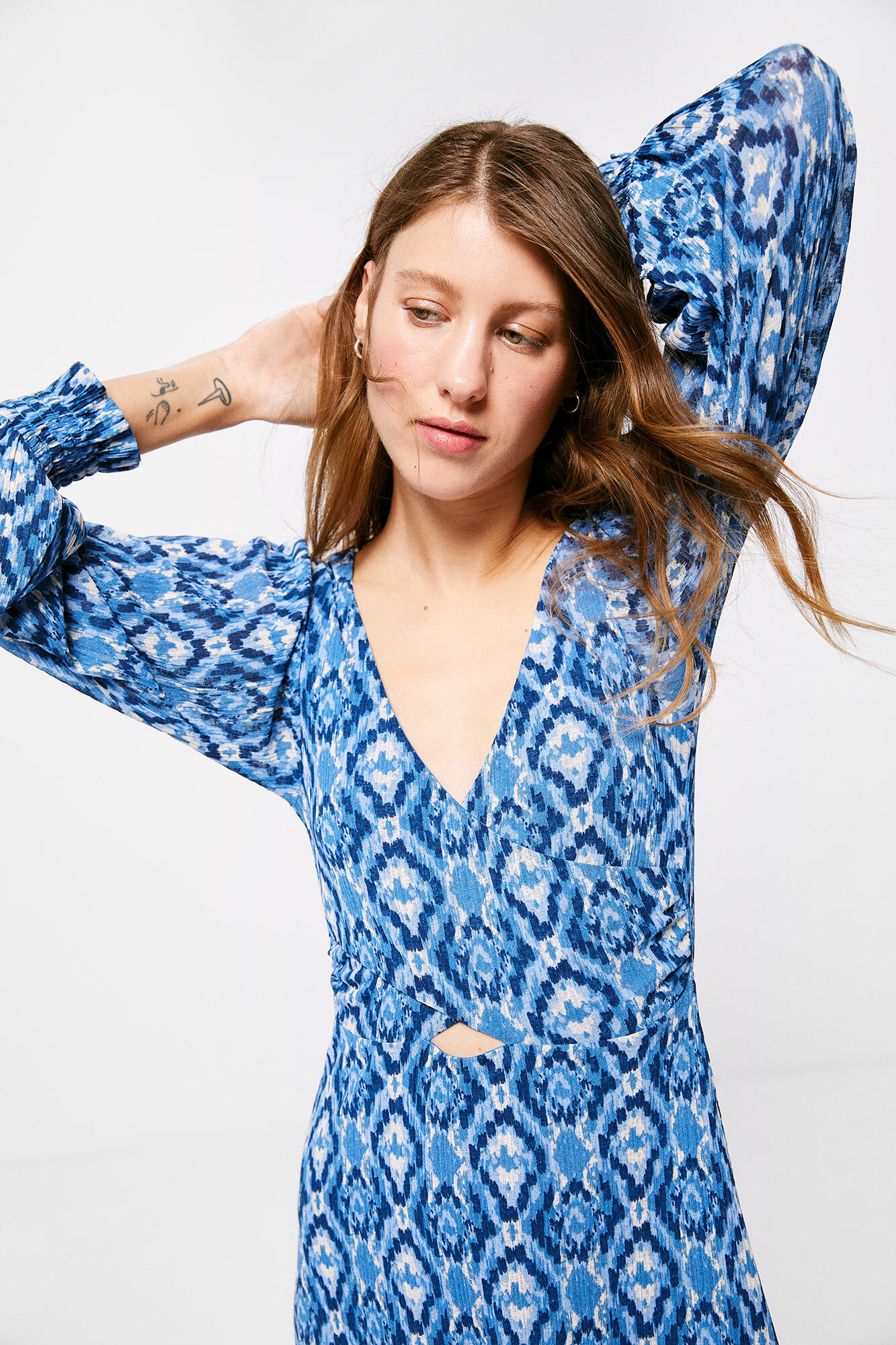 Vestido midi com decote cruzado - azul médio