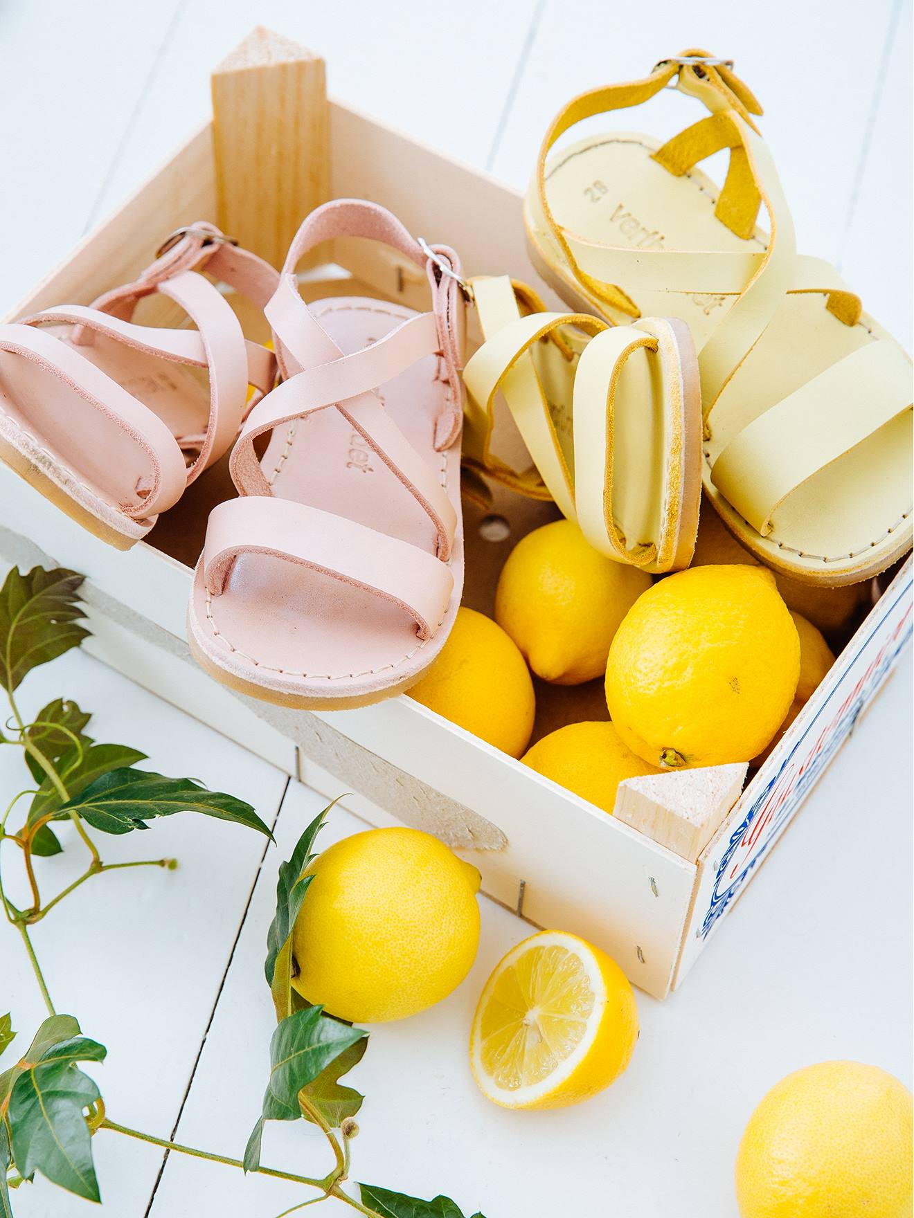 Sandálias lisas de couro curtido vegetal amarelo claro para meninas