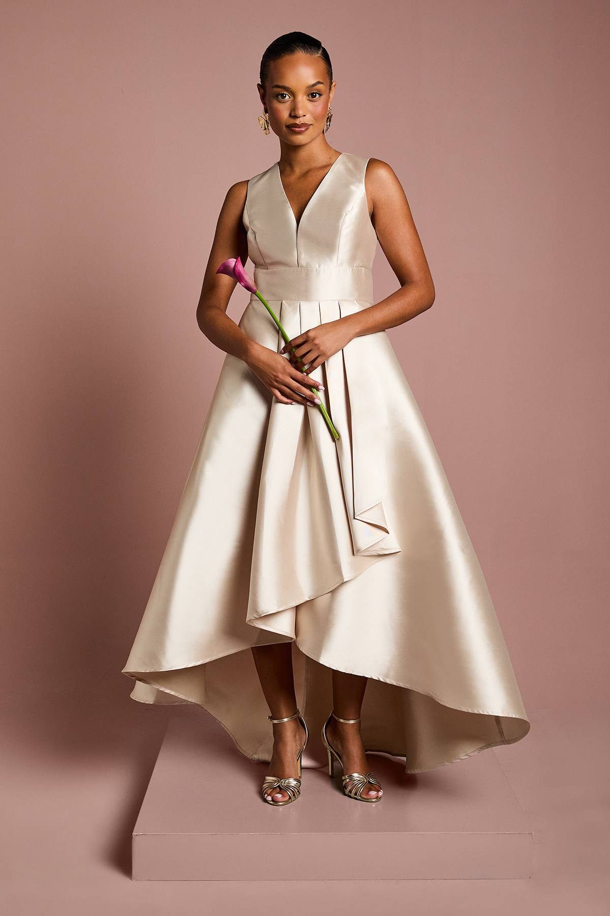 Coast Robe Longue de Demoiselle d'Honneur Coast Honoured Petite Sans Manches à Décolleté Plongeant et Jupe Cascade en Sergé