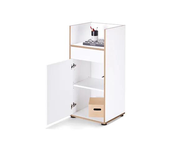 Kleiner Büroschrank mit Furnierkante