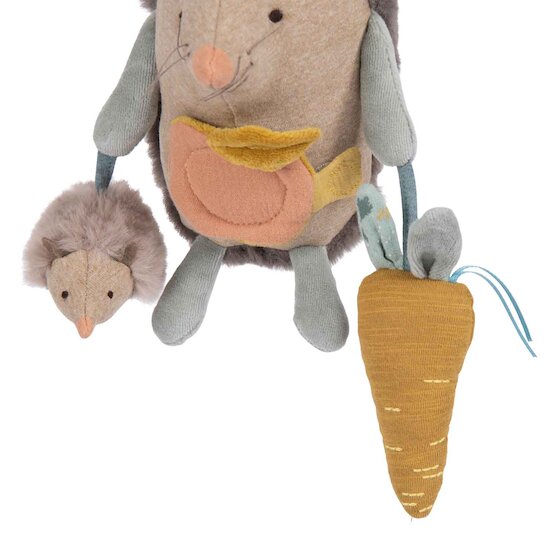 Trois petits lapins Hérisson d'activités à suspendre   de               Moulin Roty