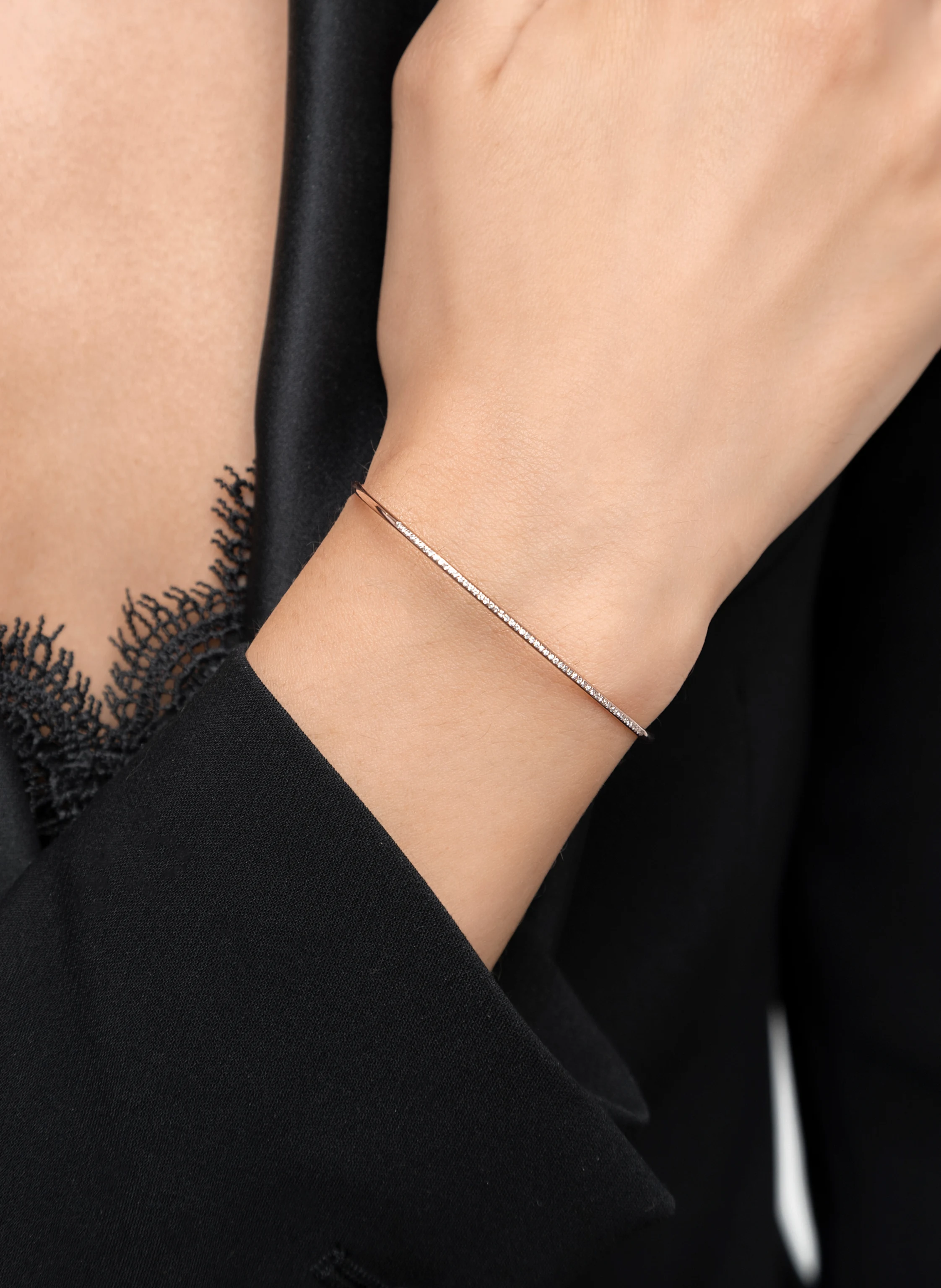 Leaf Armreif CIRCLE aus 18 Karat Roségold mit Diamanten