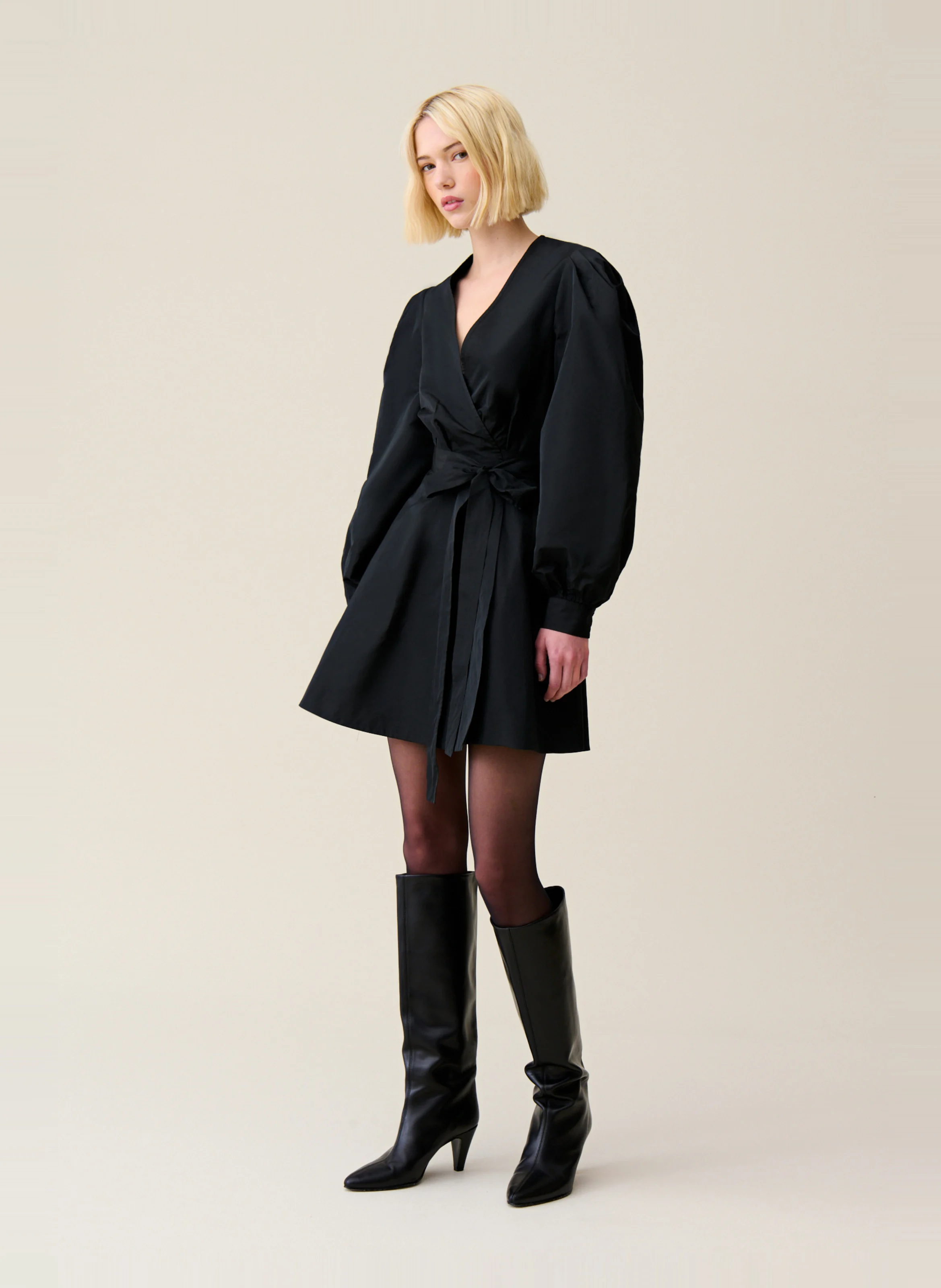 Robe courte cintrée col V | Noir