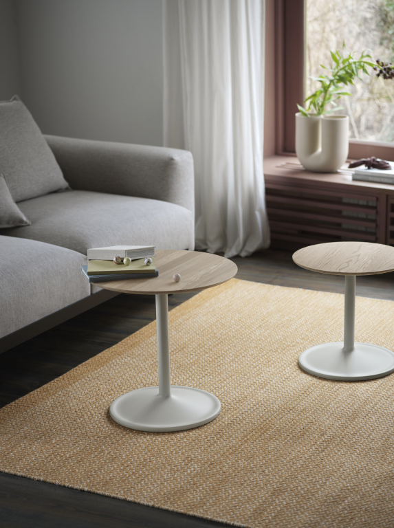 Muuto Soft bijzettafel 41x40 zwart smoked oak blad