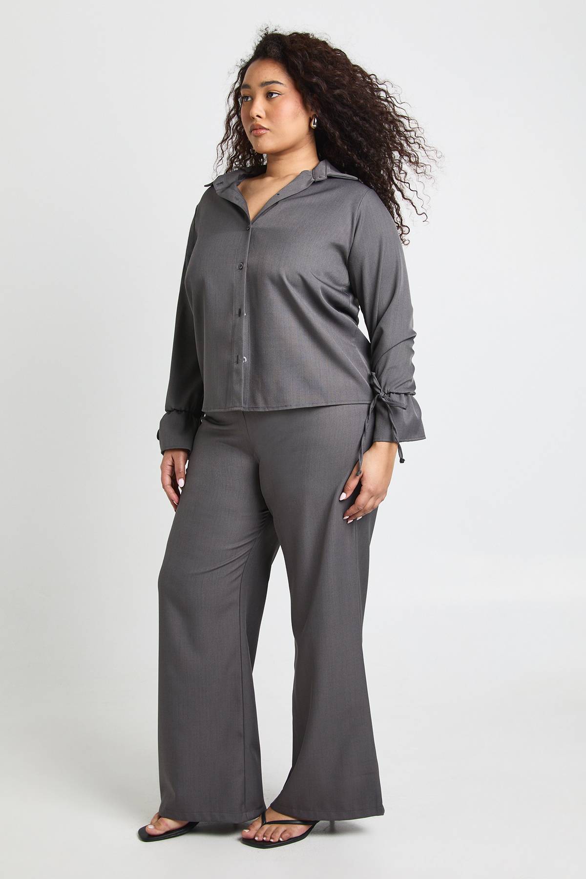 boohoo Ensemble Coordonné Grande Taille Chemise Tissée et Pantalon avec Détail Poignets à Nouer