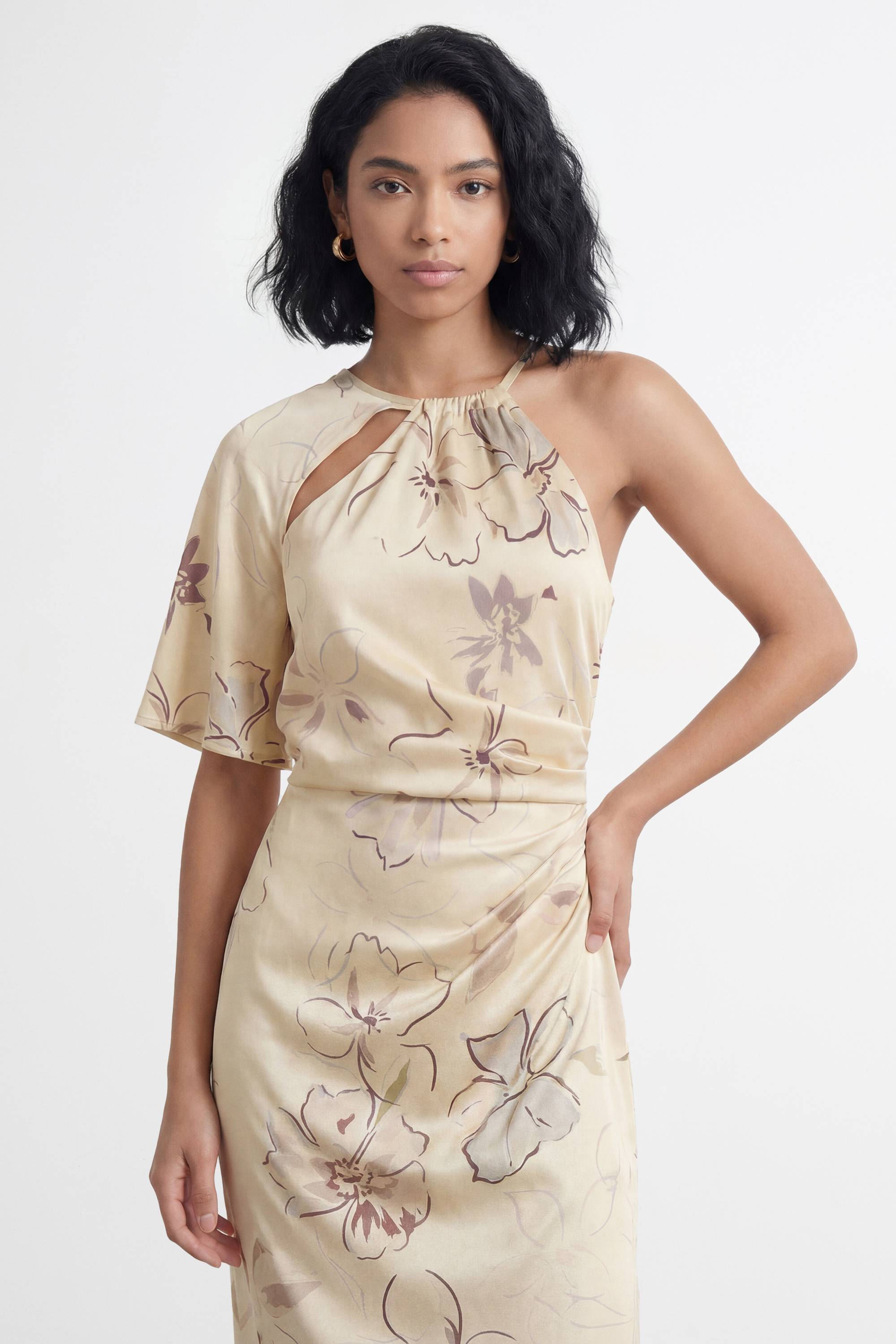 Warehouse Robe Longue Asymétrique À Imprimé Floral Avec Manche Unique Et Découpe Goutte D'eau