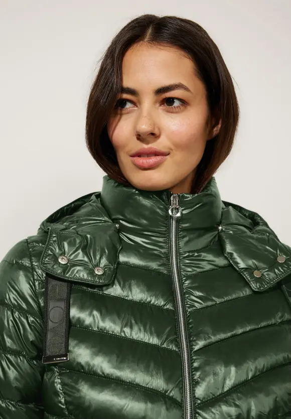 Kurze Steppjacke mit Kapuze - verdant green