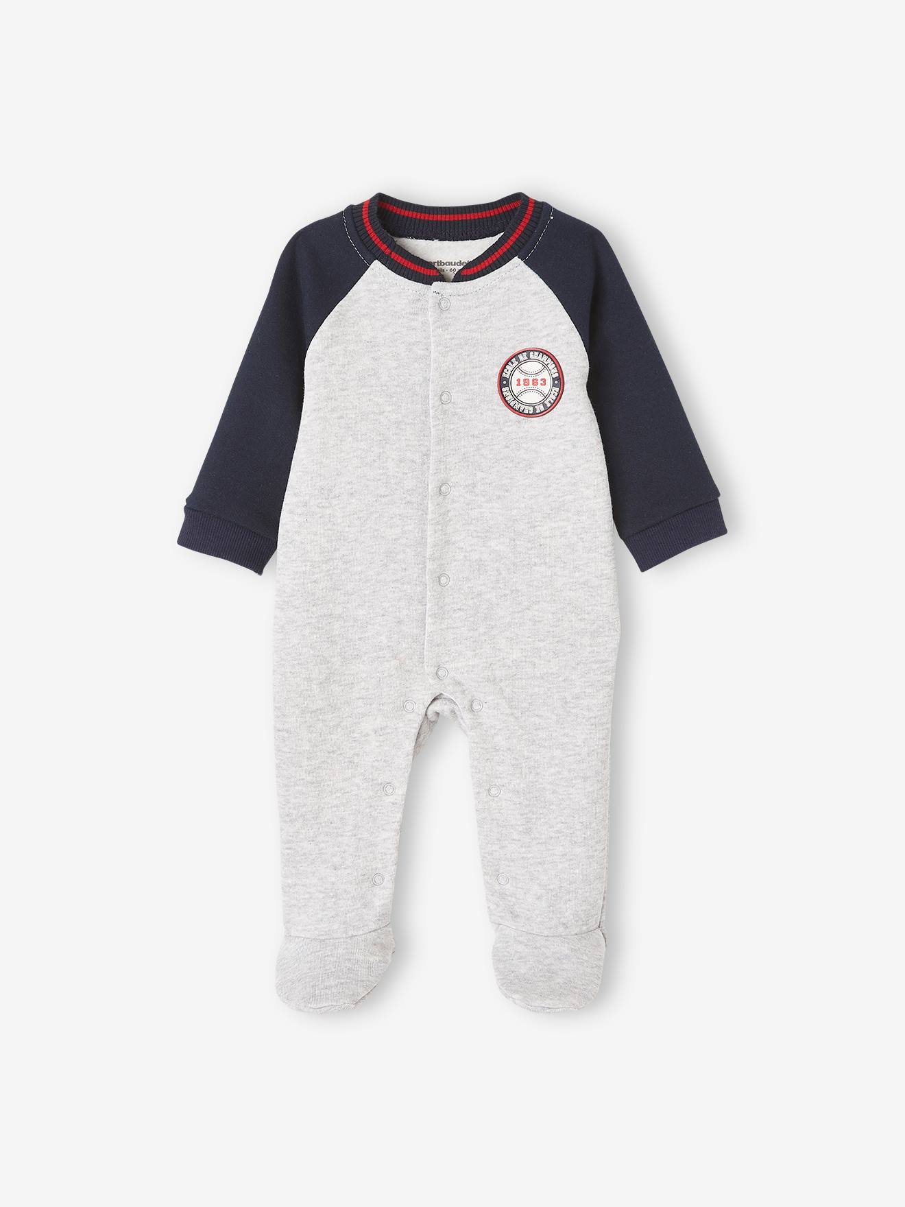 Macacão de pelúcia com abertura frontal, liso, cinza médio, para bebê menino com estampas.