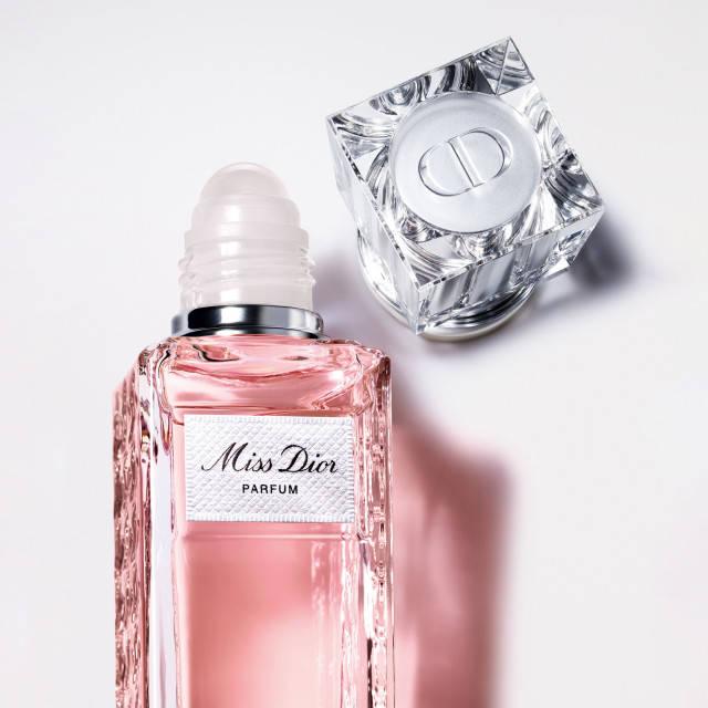 Miss Dior Parfum Roller-Pearl nomade - notes fleuries, fruitées & boisées DIOR
