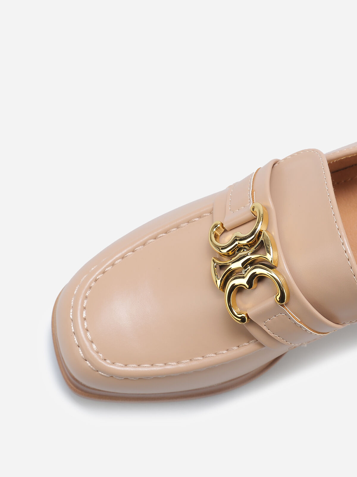 Mocassins à talon et boucle dorée- Beige