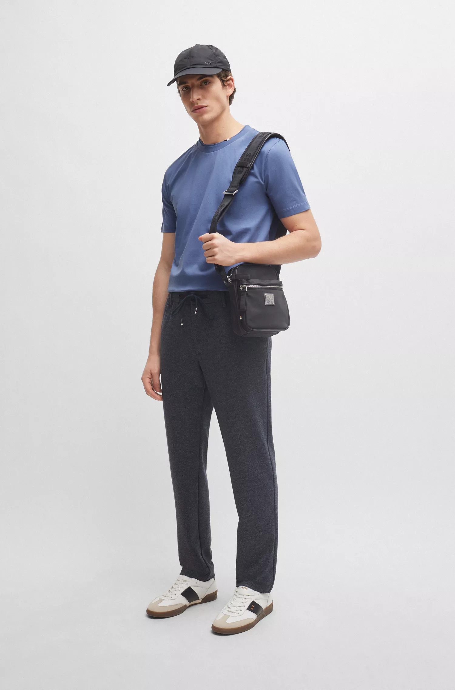 Calça BOSS preta, corte regular, em malha estampada.