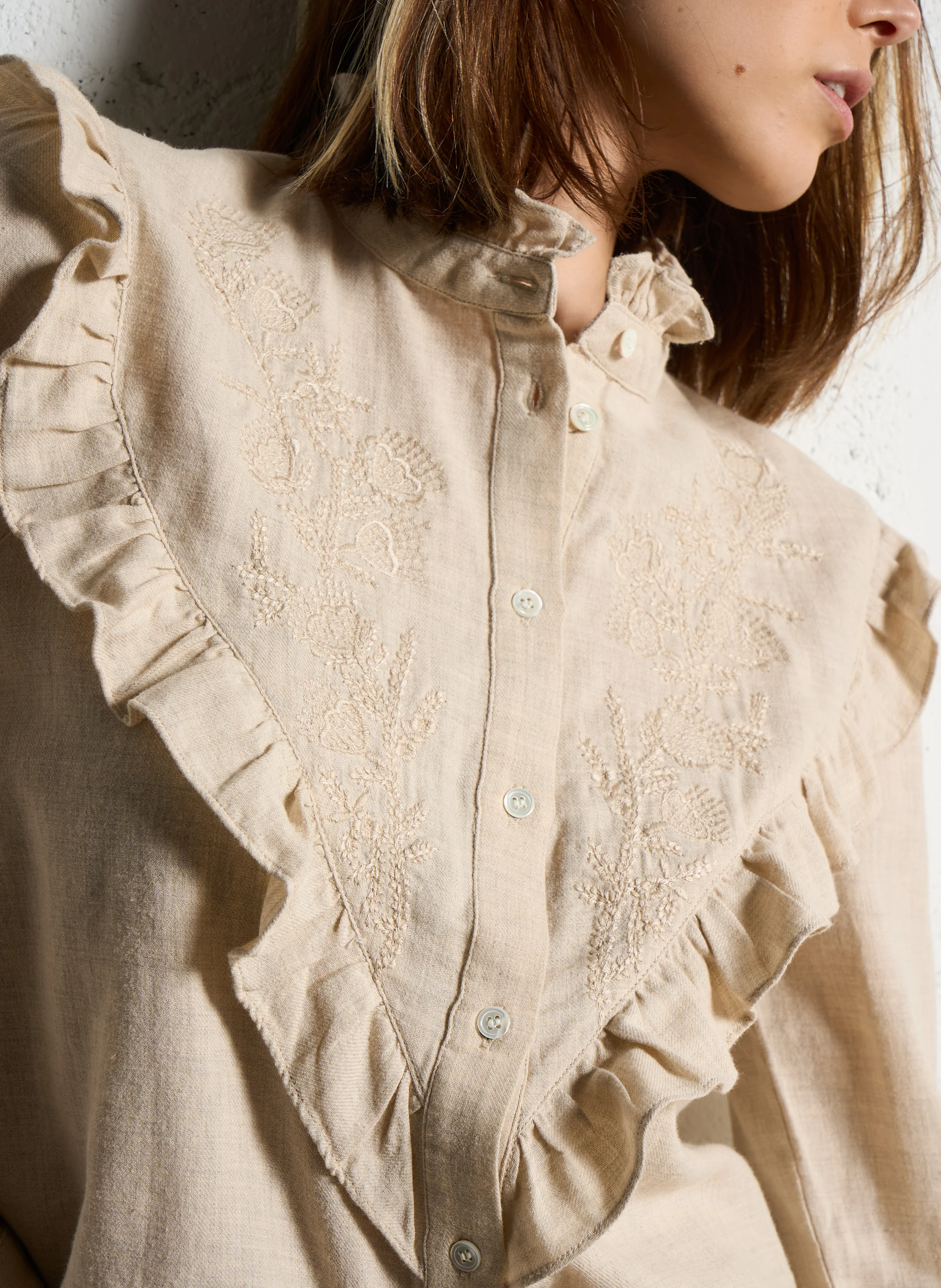 NOELINE - Blouse col montant volanté en coton mélangé | Beige