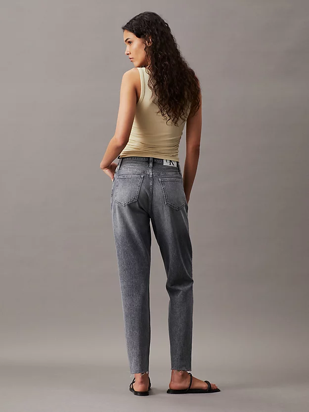Calça jeans de mãe