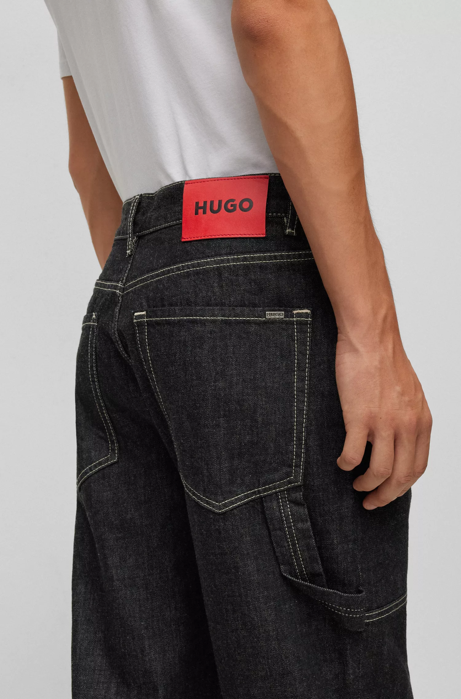 Calça jeans HUGO vermelha, modelagem folgada, em denim japonês rígido preto.