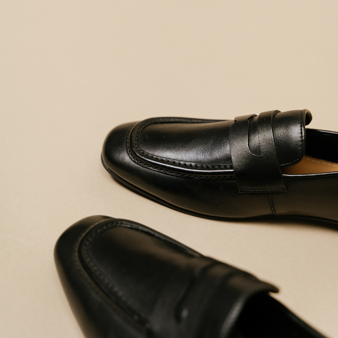 Mocassins à talons plats et bouts ronds  en cuir noir