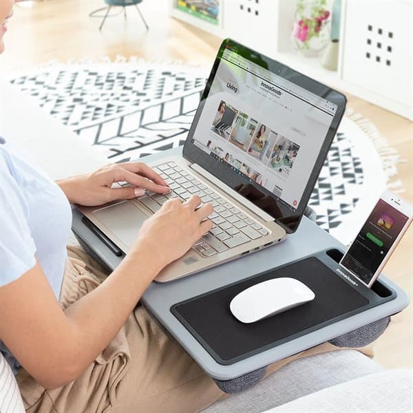 Stort lap desk med ergonomisk design og smarte funktioner