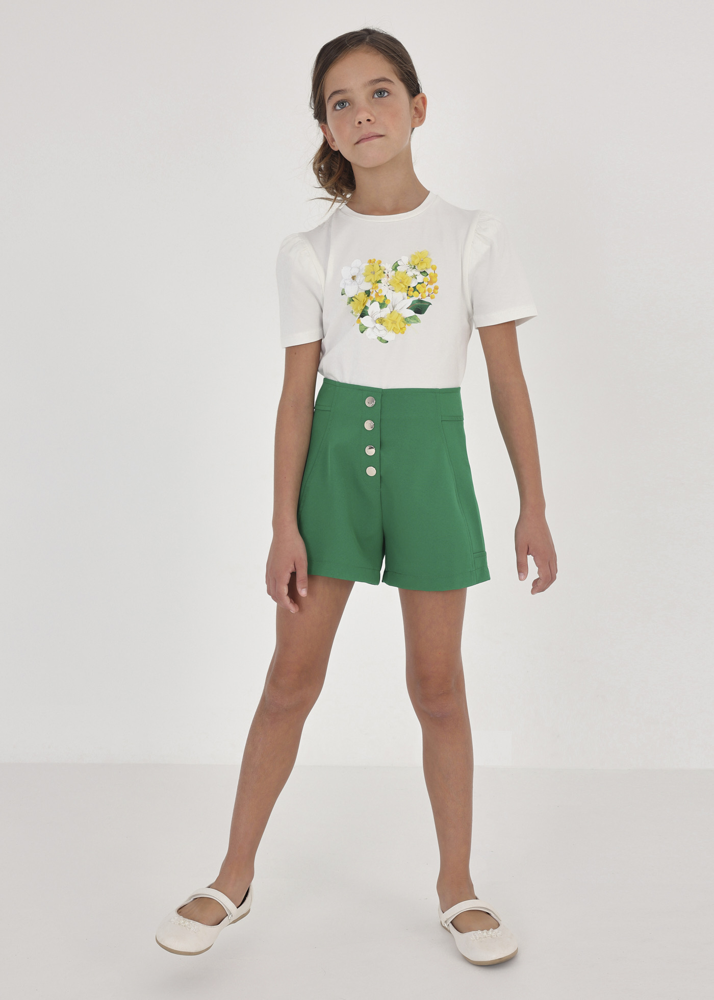 Camiseta de manga curta para meninas, feita de algodão sustentável.