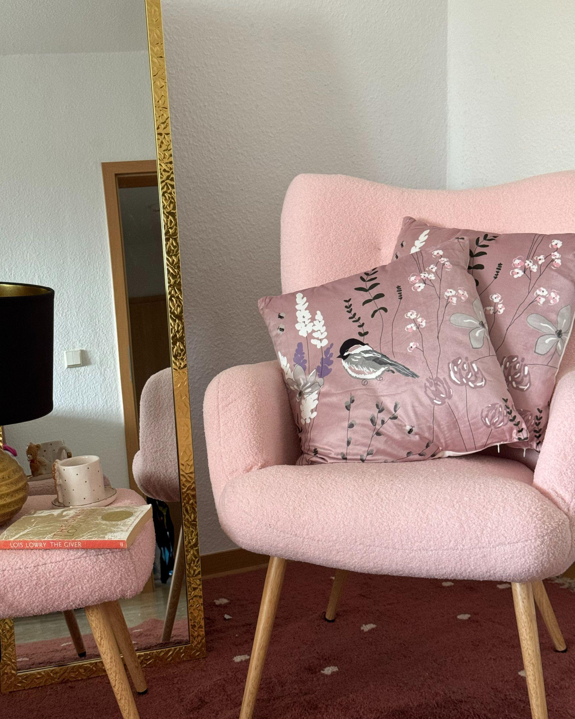 Oorfauteuil VEJLE met voetenbank Bouclé Pastelroze
