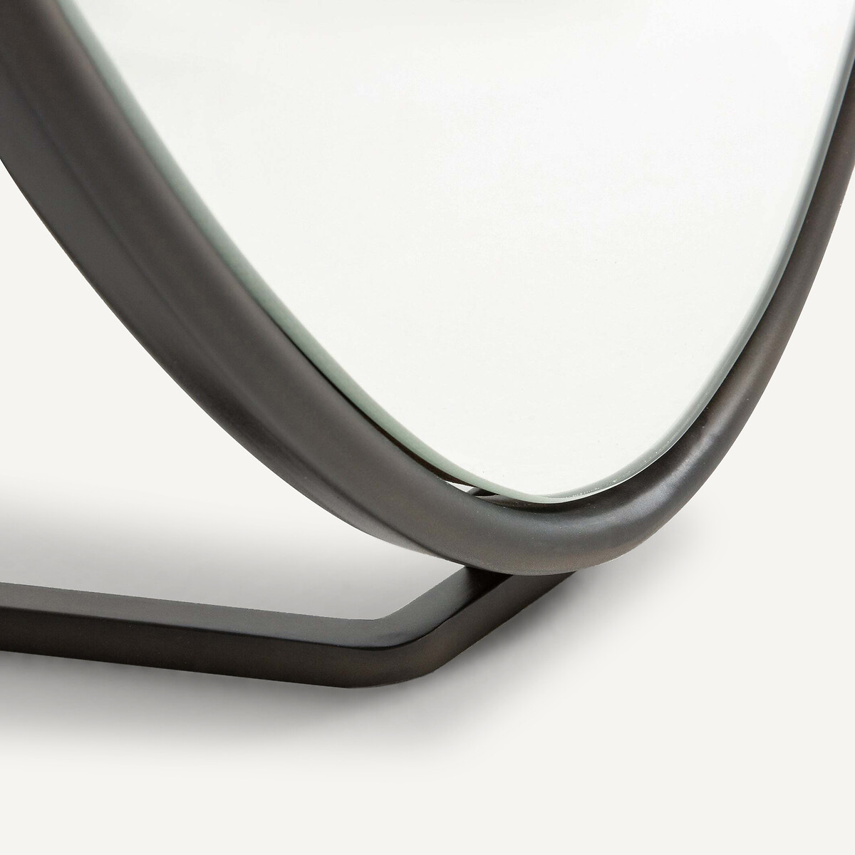 AM.PM<br>Espelho oval sobre base de metal, 170 cm de altura, Koban