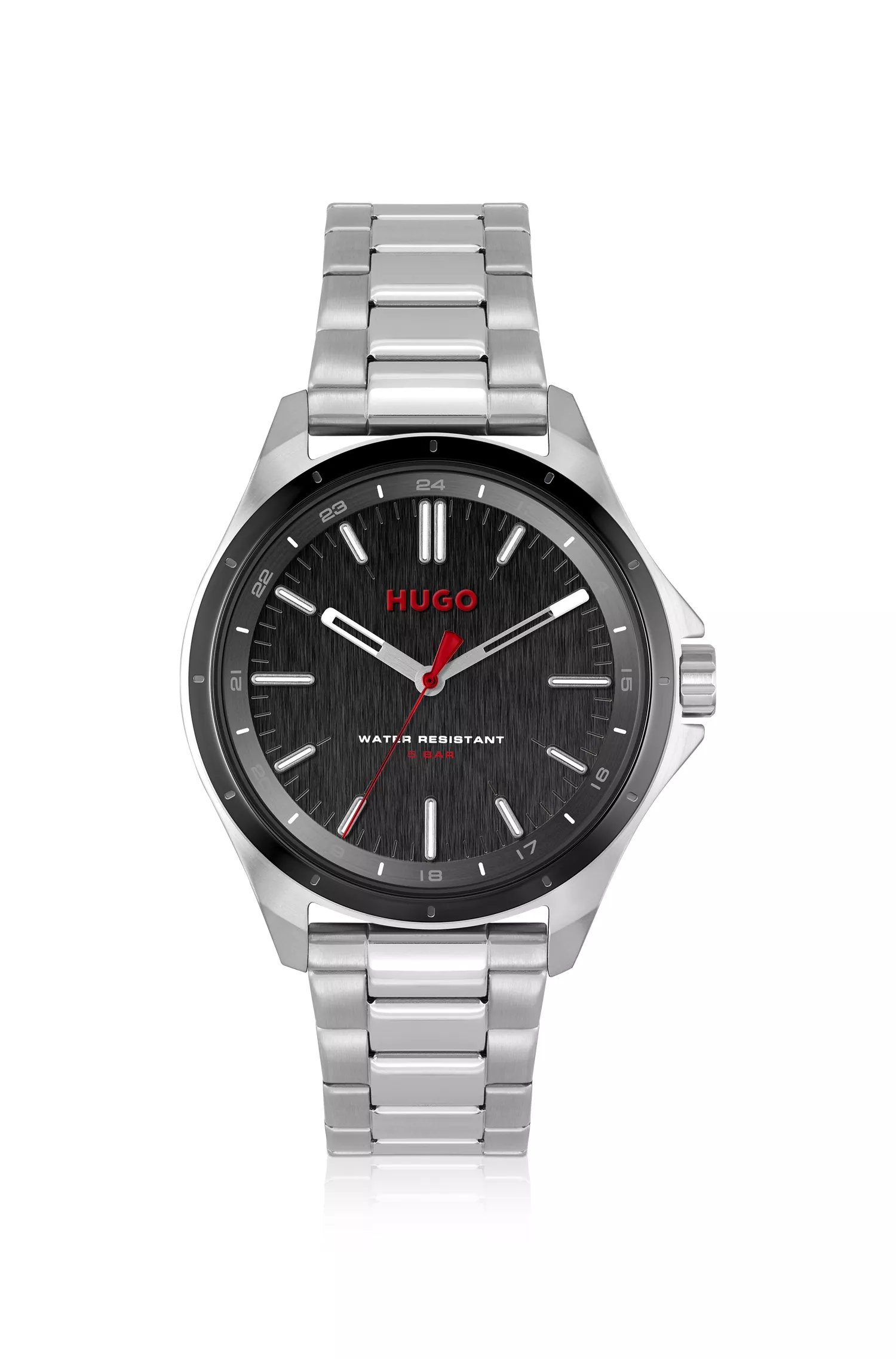 Relógio HUGO com mostrador vermelho e preto e pulseira de aço inoxidável.