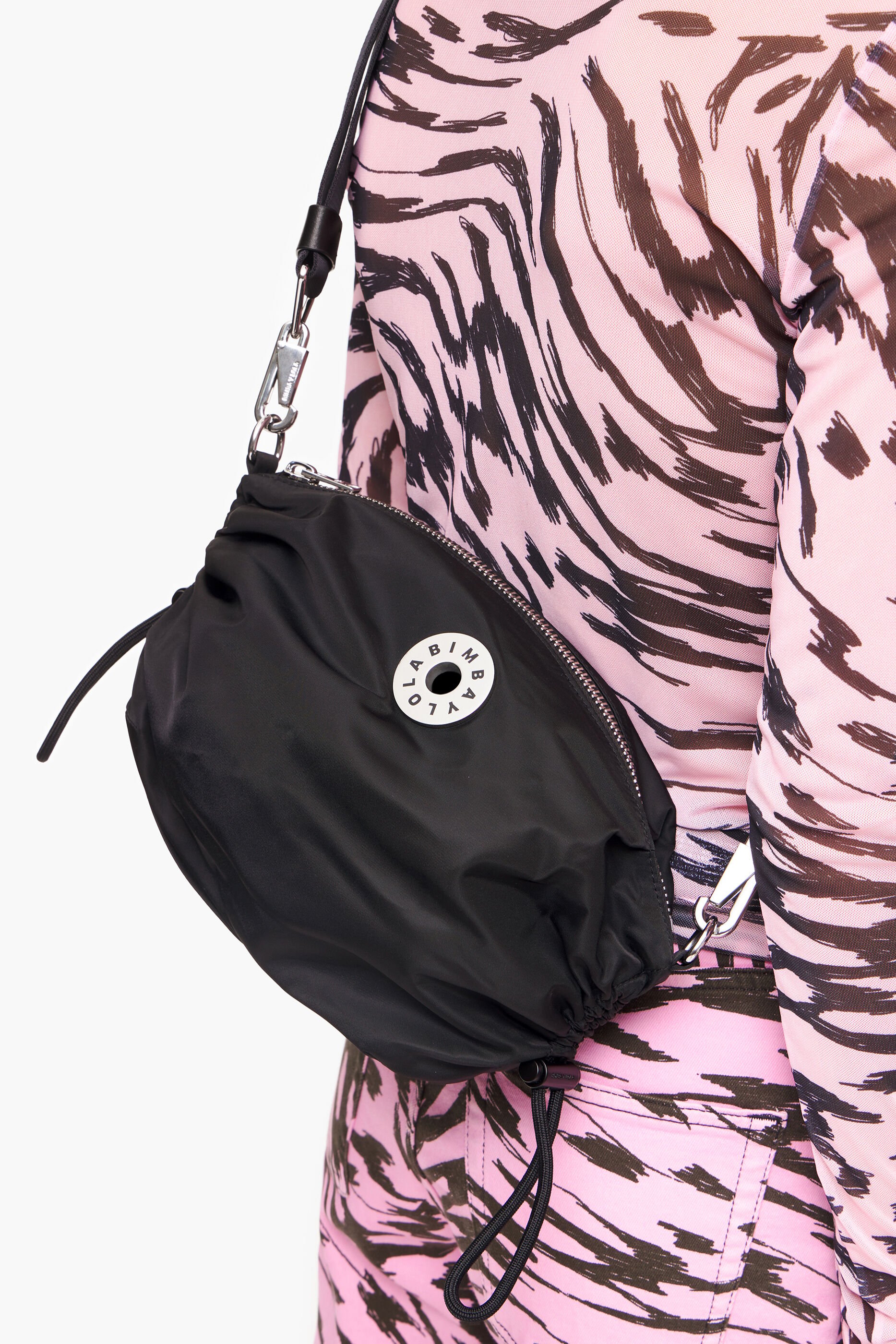 Bolsa de ombro M em nylon com franzido, preta.